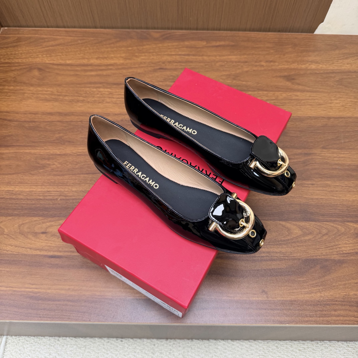 NO:931303,FERRAGA*O FERRAGA*O new belt style Gancini buckle square toe bag and single shoes!  —————————————— Contrasting black patent leather belt + super textured gold horseshoe buckle, full of details~ The square toe design modifies the foot shape, and the thick heel is stable and not tiring, and there is no pressure for commuting and shopping.~ The fabric is imported lambskin/cow patent leather, the lining is imported sheepskin lining, and the heel height is 1cm. The outsole is original imported leather outsole.  Size 35.36.37.38.39.40.41 (40.41 is custom-made and non-refundable), single shoes, ferragamo, sheepskin, Leather soles19860909FERRAGA*O 菲拉*慕新款皮带式Gancini扣方头套包 单鞋！ ————————————— 撞色的黑色漆皮带+超有质感的金色马蹄扣,细节感直接拉满～ 方头的设计修饰脚型,粗跟稳稳的不累脚,通勤逛街都毫无压力.～ 面料进口小羊皮/牛漆皮 内里进口羊皮内里垫脚. 跟高1cm 大底原版进口真皮大底. 码数35.36.37.38.39.40.41（40.41定做不退换）,单鞋,ferragamo,sheepskin,Leather soles,Women's Shoes