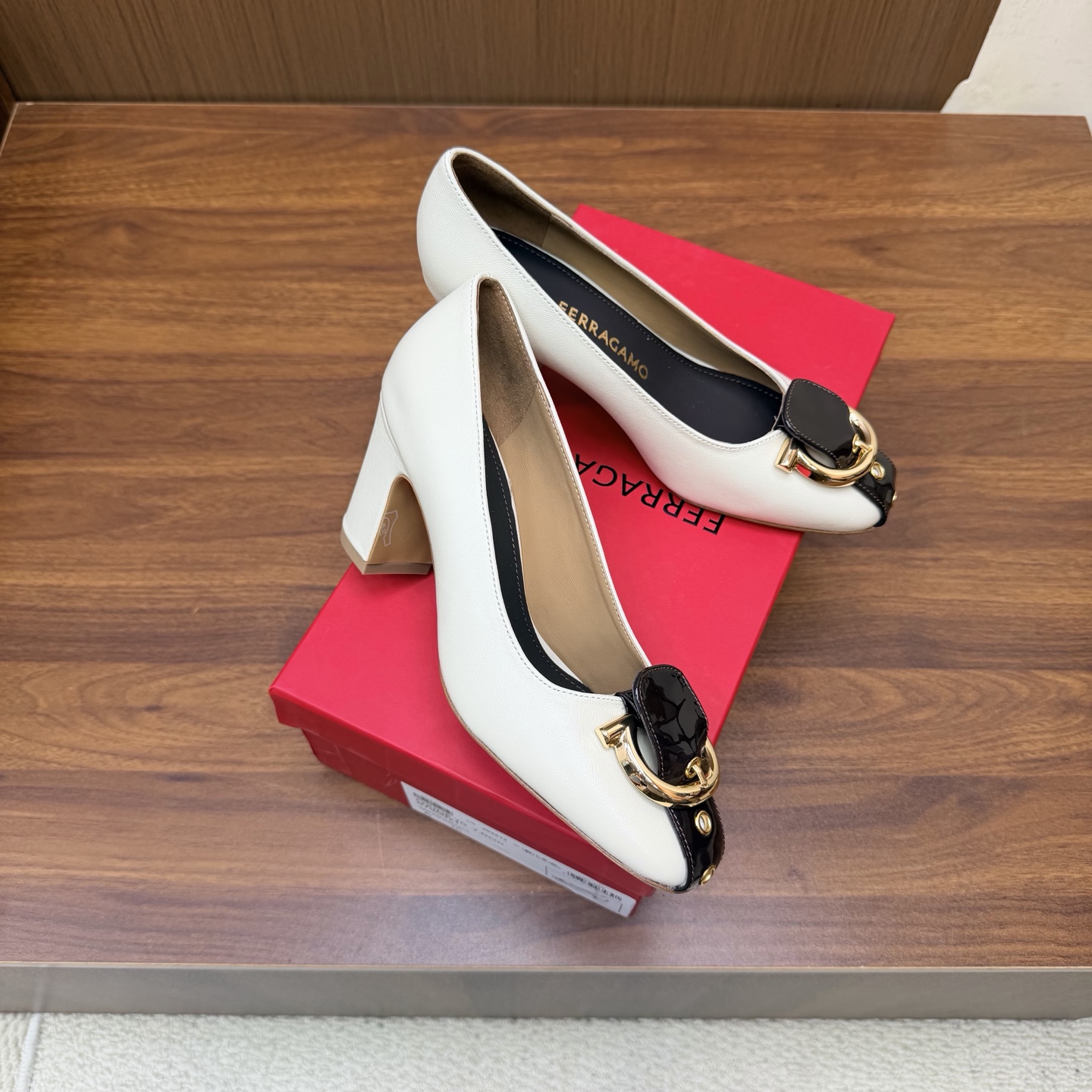 NO:931316,FERRAGA*O FERRAGA*O new belt style Gancini buckle square toe bag and single shoes!  ———————————— Contrasting black patent leather belt + super textured gold horseshoe buckle, full of details~ The square toe design modifies the foot shape, and the thick heel is stable and not tiring, and there is no pressure for commuting and shopping.~ The fabric is imported lambskin/cow patent leather, the lining is imported sheepskin lining, and the heel height is 7.5cm. The outsole is original imported leather outsole.  Size 35.36.37.38.39.40.41 (40.41 is custom-made and non-refundable), single shoes, ferragamo, sheepskin, Leather soles19860909FERRAGA*O 菲拉*慕新款皮带式Gancini扣方头套包 单鞋！ ————————————— 撞色的黑色漆皮带+超有质感的金色马蹄扣,细节感直接拉满～ 方头的设计修饰脚型,粗跟稳稳的不累脚,通勤逛街都毫无压力.～ 面料进口小羊皮/牛漆皮 内里进口羊皮内里垫脚. 跟高7.5cm 大底原版进口真皮大底. 码数35.36.37.38.39.40.41（40.41定做不退换）,单鞋,ferragamo,sheepskin,Leather soles,Women's Shoes