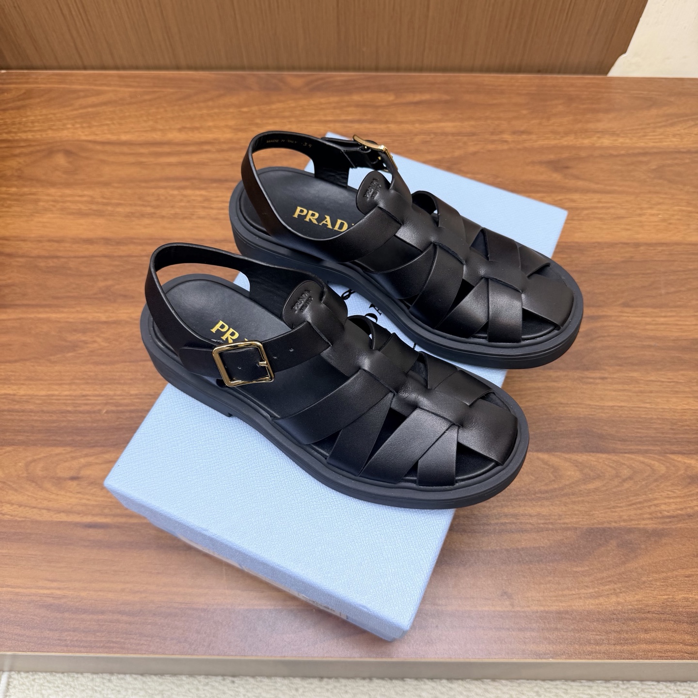 NO:931290,2026 Early Autumn New Prada Prada catwalk model pointed toe hollow high heels Retro old money style shoes/sandals ————————————The top version is full of future technology sense The minimalist beauty that has been missing for a long time in the fashion industry is fashionable and exquisite. It has a sense of high-end for daily wear. It adopts a pointed toe design, which is very fashionable and aggressive, highlighting personality; the shoe body has unique dividing lines, adding design details, which is different from ordinary pointed toe shoes, and has the iconic avant-garde style of the Prada brand.  Made of high-quality leather material, the texture is high-end and has a distressed effect, showing a retro and modern texture. The craftsmanship is fine and reflects the high-end quality of the brand. The stiletto heel design enhances the wearer's aura while maintaining good stability, suitable for daily commuting or special occasions. The upper is cowhide, the lining is cloth, the sole is original outsole, size 35-39 (40.41 custom-made, non-refundable), sandals, prada, prada, sandals, high  heels,cowhide198609092026早秋新款 Prada 普拉达走秀款尖头镂空高跟鞋 复古老钱风单鞋/凉鞋 ————————————顶级版本 未来科技感满满 时尚界久违的极简之美 时髦又精致 日常穿出高级感 采用尖头设计,极具时尚感与攻击性,彰显个性；鞋身有独特的分割线条,增添设计细节,区别于普通尖头鞋,带有Prada品牌标志性的前卫风格. 选用优质皮革材质,质感高级,且有做旧效果的纹理,呈现出复古又摩登的质感,工艺精细,体现品牌高端品质.细高跟设计,提升穿着者气场,同时保持了较好的稳定性,适合日常通勤或特殊场合穿着. 鞋面牛皮 内里垫脚布面 鞋底原版大底 码数35-39（40.41定做不退换）,凉鞋,prada,prada,sandals,high heels,cowhide,Women's Shoes