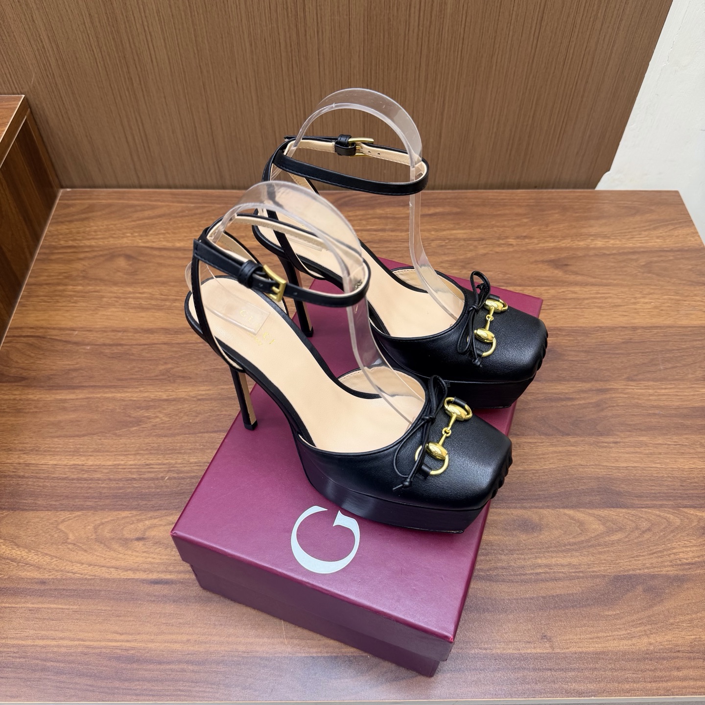 NO:931263,The 2026 counter synchronizes the new spring and summer new product Gucci 26 S spring and summer new double G diamond buckle sky-high waterproof platform high heels ———————————— G family embodies the sense of high-end. It always makes people convinced. It looks like a simple style, but it is inexplicably high-end on the feet. It is very sexy and allows you to easily match it to show various styles. The upper is made of imported cowhide/cloth. The lining is made of imported sheepskin. The sole is imported from Italy. The platform is 3.5cm and the heel height is 14cm.  Size35-39 (40/41/customized), high heels sandals, gucci, gucci, sandals, high heels, cowhide, sheepskin198609092026专柜同步春夏新款Gucci 26 S春夏新品双G钻扣恨天高防水台高跟鞋 ————————————— G家在体现高级感这块 总让人大写的服气 看起来蛮简单的款式 但上脚就莫名很高阶 非常性感 让你轻松搭配尽显各种风格 鞋面采用进口牛皮/布面 内里采用进口羊皮 意大利进口真皮底 水台3.5cm 跟高14cm Size35-39（40/41/定制）,高跟鞋凉鞋,gucci,gucci,sandals,high heels,cowhide,sheepskin,Women's Shoes