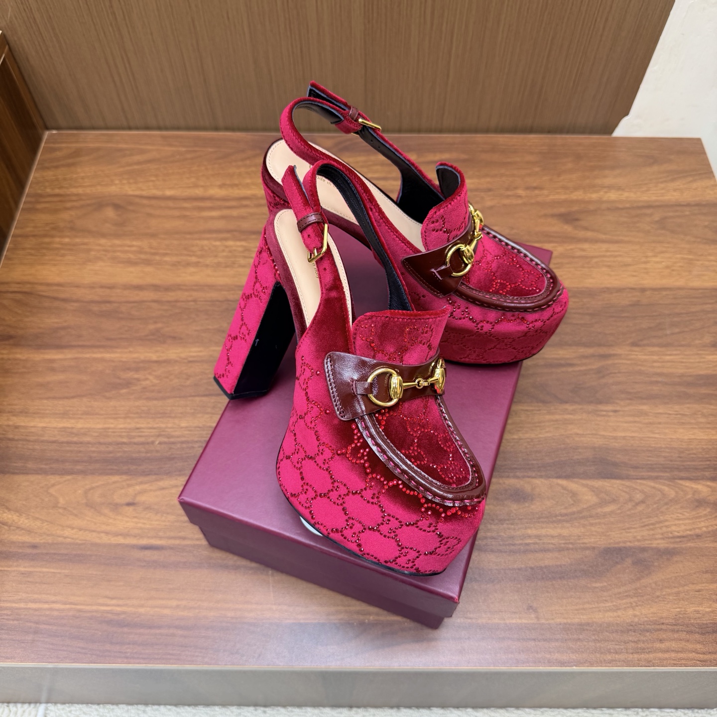 NO:931276,2026 counter synchronized spring and summer new product Gucci 26 S spring and summer new double G diamond buckle sky-high waterproof platform high heels ———————————— G family embodies the sense of high-end. It always makes people convinced. It looks quite simple style, but it is inexplicably high-end on the feet. It is very sexy and allows you to easily match it to show various styles. The upper is made of imported velvet hot diamonds. The lining is made of imported sheepskin. The bottom is imported from Italy. The platform is 5cm and the heel height is 13.5cm.  Size35-39 (40/41/customized), high heels sandals, gucci, gucci, sandals, high heels, sheepskin198609092026专柜同步春夏新款Gucci 26 S春夏新品双G钻扣恨天高防水台高跟鞋 ————————————— G家在体现高级感这块 总让人大写的服气 看起来蛮简单的款式 但上脚就莫名很高阶 非常性感 让你轻松搭配尽显各种风格 鞋面采用进口丝绒烫钻 内里采用进口羊皮 意大利进口真皮底 水台5cm 跟高13.5cm Size35-39（40/41/定制）,高跟鞋凉鞋,gucci,gucci,sandals,high heels,sheepskin,Women's Shoes