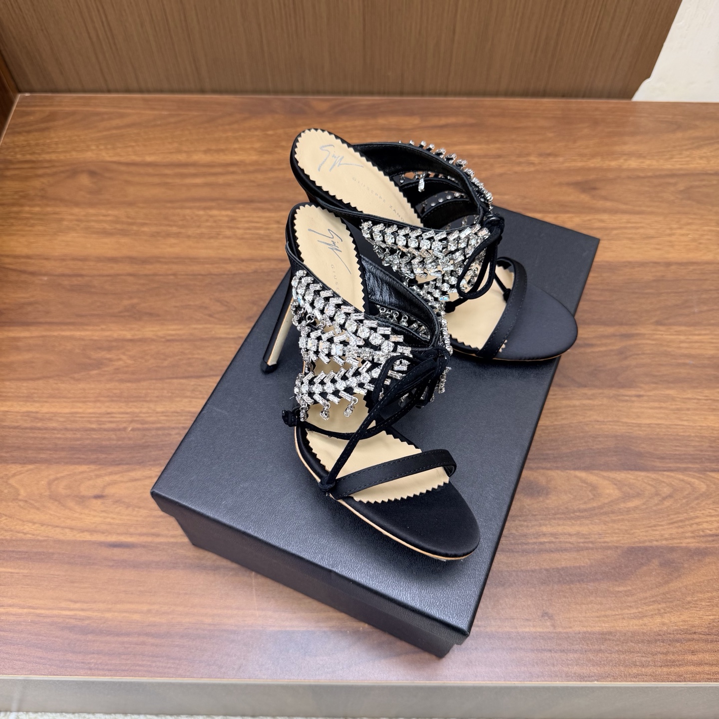 NO:931241,Giuseppe Zanotti 26ss new product diamond chain high-heeled shoes and slippers really understand women's hearts ———————————— GZ's high-heeled shoes that can kill both men and women. I love them. They are indeed the brand that understands women best. They are sold out as soon as they are new. Especially the side line design is smooth, natural and very slim. It makes the whole pair of shoes full of layers and feminine. No matter what your usual style is, please be sure to try it!  Silk upper, mixed sheepskin lining, original Italian genuine leather outsole, heel height 10cm, Size 35–41 (40, 41, 42 customized, non-refundable and non-exchangeable), high heels, high heels, slippers, sheepskin, real silk, Leather soles19860909Giuseppe Zanotti 26ss新品 钻链高跟鞋拖鞋 果然很懂女人心 ———————————— GZ斩男又斩女的高跟鞋 爱了 不愧是最懂女人的品牌 上新即售空 尤其是侧面线条设计流畅自然还很显瘦 让整双鞋层次感十足又富有女人味 不管你平时什么风格 请你一定要试试它！ 鞋面真丝 内里混种羊皮 原版意大利真皮大底 跟高10cm Size 35–41（40、41、42 定制不退不换）,高跟鞋,high heels,slippers,sheepskin,real silk,Leather soles,Women's Shoes