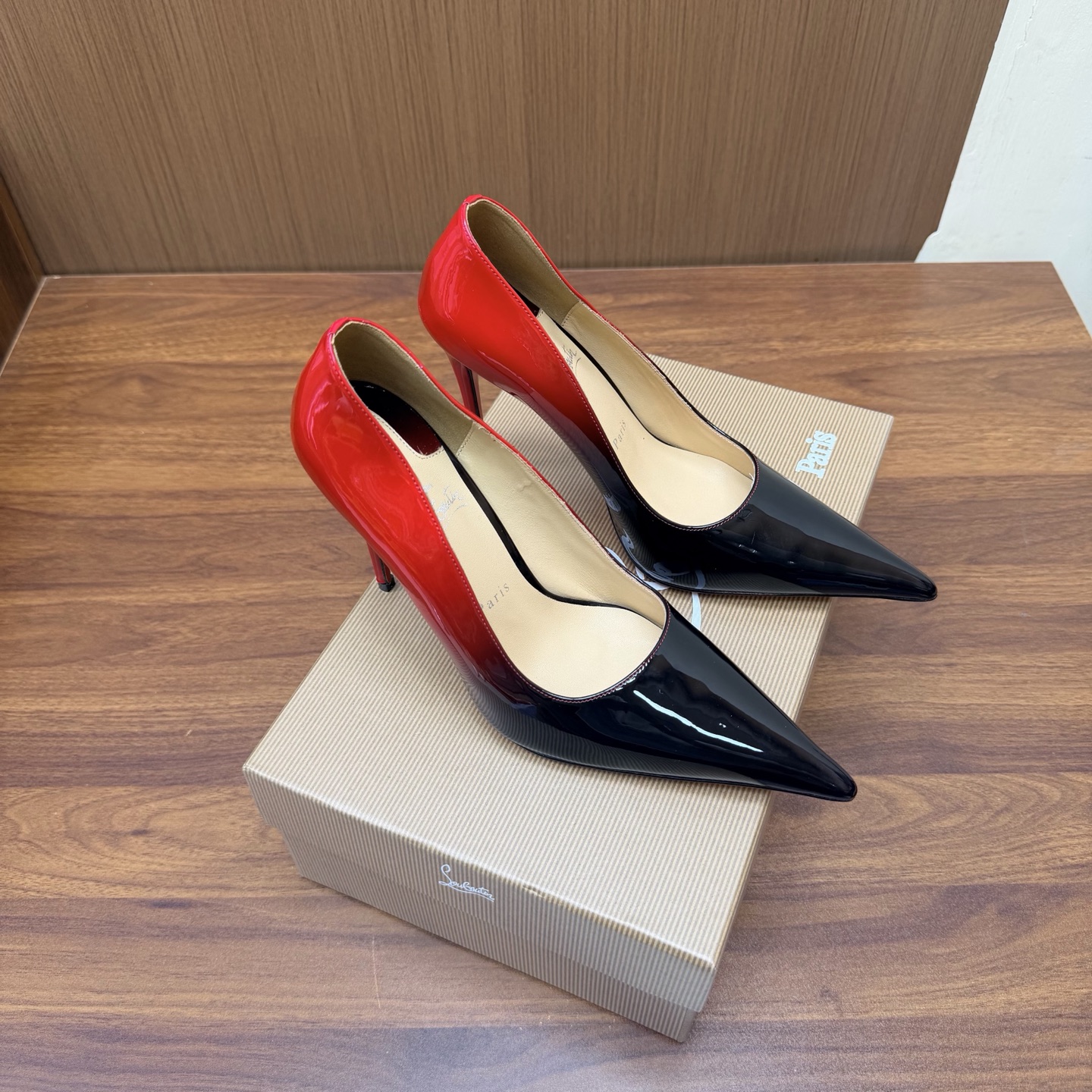 NO:929400,Christian Louboutin | 2026s original CL new show high heels ~ Fashion catwalk red-soled sandals ———————————— New red-soled metal and fiery rose high-heeled shoes There is nothing to say, they are completely beautiful and crazy #fatal temptation. Upper: Beautiful new style, with roses on the toes, sewn from petals to flowers, and inlaid with crystals, all hand-stitched. The upper foot is exquisite and attractive. The material is pearlescent patent leather and the lining is sheepskin.  Outsole Original imported top quality genuine leather outsole Size35–42 (35.40.41.42) Customized and non-refundable Heel height 10cm, high heels, christian louboutin, sandals, high heels, sheepskin, Leather soles19860909Christian Louboutin | 2026s原版CL全新秀款高跟鞋～ 时装走秀红底凉鞋 ———————————— 新款红底金属跟火红玫瑰高跟鞋 没什么好说的就是一整个美疯#致命的诱惑 鞋面:绝美的新款,盛放足尖上的玫瑰,从花瓣缝制为花朵,在到水晶的镶嵌均全部纯手工缝制 上脚精致逼人 材质珠光漆皮 内里羊皮里 大底原版进口顶级真皮大底 Size35–42（35.40.41.42）订做不退换 跟高10cm,高跟鞋,christian louboutin,sandals,high heels,sheepskin,Leather soles,Women's Shoes