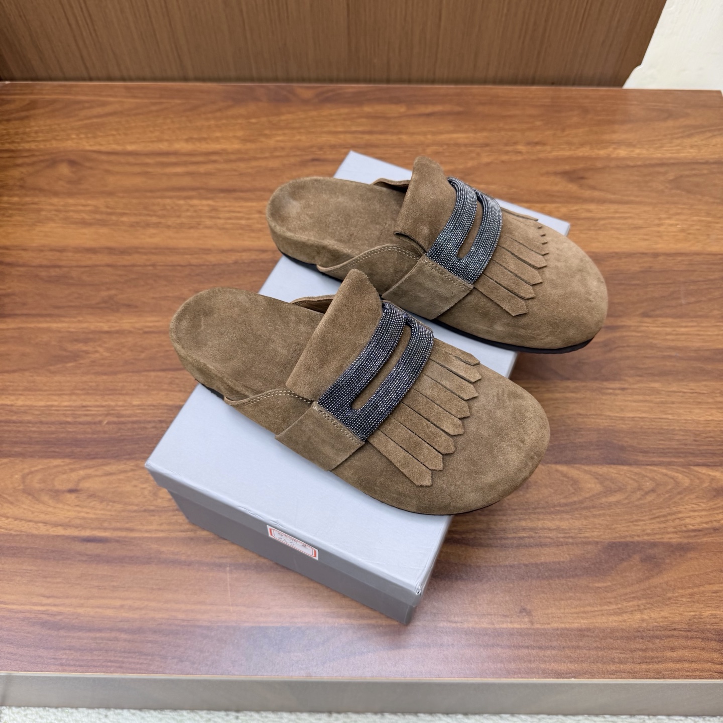 NO:931188,High version Brunello Cucinelli's new BC 2026ss Birkenstock half-covered beach slippers, Birkenstock sandals, with mellow and restrained tones, with its own elegant temperament, allowing you to freely release London while walking in a leisurely atmosphere. Explore the fashion context, easily grasp the elegant style, Arizona retro straps depict the street scene, express the texture of minimalist aesthetics, spread the warm autumn and winter memories, and draw vitality from the finishing details!  Material imported cow suede, lining imported sheepskin, outsole original 1:1 molded foam wear-resistant outsole, size 35～39 (40, 41 customized, non-returnable), semi-trailer, brunello cucinelli, sandals, slippers, sheepskin19860909高版本  Brunello Cucinelli 新款BC 2026ss勃肯沙滩半包拖鞋,博肯凉鞋 调配醇厚内敛的色调,自带优雅气质,在闲适氛围里尽情释放London于行走 一间探索时尚脉络,轻松拿捏绅雅格调,Arizona复古绑带描绘街头风景,抒写极简美学的质感原力路的轨迹无,将暖色的秋冬记忆铺展,从点睛细节中汲取活力新！ 材质进口牛反绒 内里进口羊皮 大底原版1:1开模发泡耐磨大底 size35～39（40、41 定制不退换）,半拖,brunello cucinelli,sandals,slippers,sheepskin,Women's Shoes