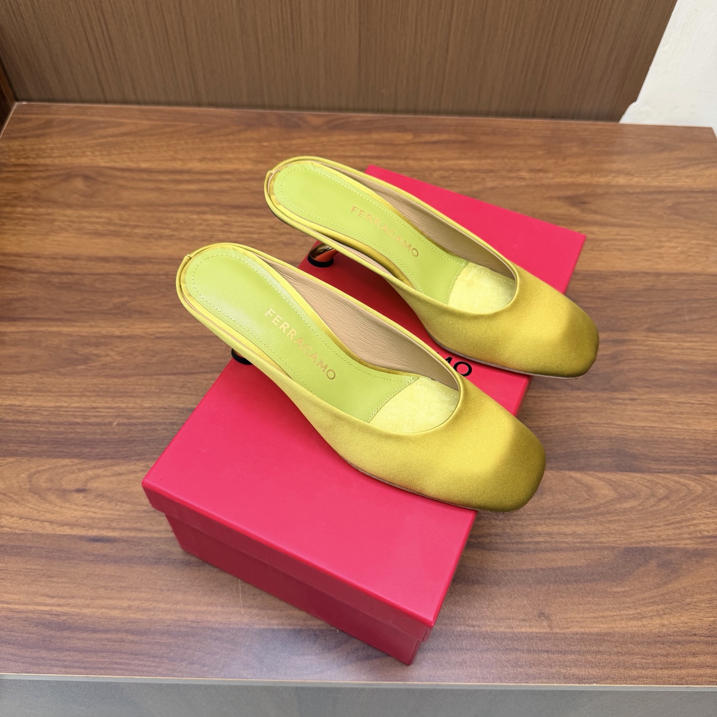 NO:931176,FERRAGA*O FERRAGA*O new S-heeled sandal mules!  Fila's S-shaped heels | The perfect commuting slippers that won't get tiring after standing for a long time~ These fish-mouth Mule slippers, the 'S'-shaped heels are completely ergonomic and made of soft and stiff sheepskin.  Size 35.36.37.38.39.40.41 (40.41 customized, non-refundable), high heels, ferragamo, high heels, sheepskin, real silk, Leather soles19860909FERRAGA*O 菲拉*慕新款S跟凉拖穆勒鞋！ 菲拉家S型鞋跟 | 久站不累的通勤神拖～ 这双鱼口穆勒拖,“S”型鞋跟完全踩在人体工学上全羊皮材质软而挺括,上脚质感直接拉满日常穿都适配,简约高级不挑穿搭～ 面料进口小羊皮/真丝 内里进口羊皮内里垫脚. 跟高5.5cm 大底原版进口真皮大底. 码数35.36.37.38.39.40.41（40.41定做不退换）,高跟鞋,ferragamo,high heels,sheepskin,real silk,Leather soles,Women's Shoes
