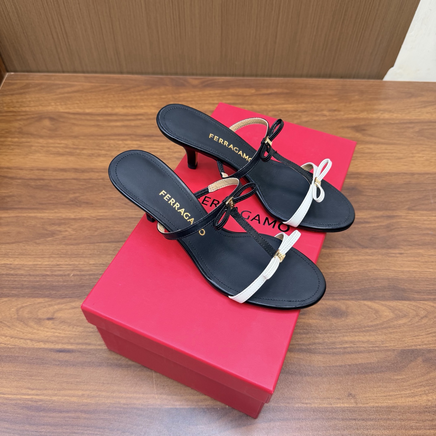 NO:931166,FERRAGA*O FERRAGA*O new bow kitten heel T-shaped sandals!  ———————————— Who knows the feeling of wearing French romance on your feet!  !  The classic T-shaped lace design directly enshrines the gods. The iconic metal buckle of the elegant item is like coming out of a retro movie. The blingbling and slim laces add a sense of layering. The looming ankle line when walking directly fills the atmosphere~ The fabric is imported cow patent leather/lambskin. The lining is imported sheepskin lining. The heel height is 5.5cm. The outsole is original imported leather outsole.  Size 35.36.37.38.39.40.41 (40.41 is custom-made and non-refundable), slippers, ferragamo, slippers, sheepskin, Leather soles19860909FERRAGA*O 菲拉*慕新款蝴蝶结小猫跟T字凉拖鞋！ ————————————  把法式浪漫穿在脚上的感觉谁懂啊！！ 经典T形系带设计直接封神 像是从复古电影里走出来的优雅单品标志性金属扣饰 blingbling 和纤细系带叠出层次感 走路时若隐若现的脚踝线条 氛围感直接拉满～ 面料进口牛漆皮/小羊皮 内里进口羊皮内里垫脚. 跟高5.5cm 大底原版进口真皮大底. 码数35.36.37.38.39.40.41（40.41定做不退换）,拖鞋,ferragamo,slippers,sheepskin,Leather soles,Women's Shoes