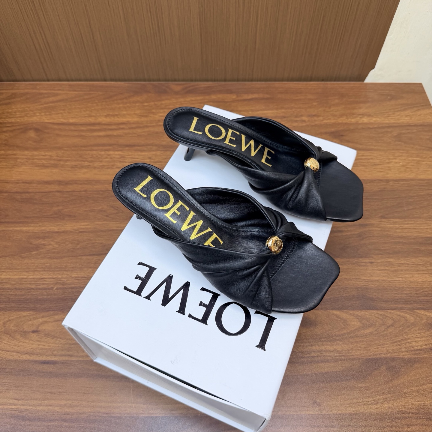 NO:931239,The top version [Loewe] cat heel half drag, hot new style, matched with the overall original last shape ————————————— ● The top layer of fabric is water-dyed environmentally friendly sheep leather ● The top layer of the inner lining [Loewe] The hot new version [Loewe] is matched with the overall original last shape, fashionable and individual and easy to wear. The color is awesome ● The first layer of fabric is water-dyed environmentally friendly sheep leather ● The first layer of fabric is water-dyed environmentally friendly sheep lining ● The inner top layer is water-dyed environmentally friendly sheep lining ● Foot pads: The first layer is water-dyed environmentally friendly sheep lining  ●Outsole rubber sole 5.5cm ●Packaging original full set ●Size women's model 35-40 (40, 41 custom-made, non-returnable), slippers, loewe, loewe, slippers, sheepskin19860909顶级版本【罗意威Loewe】猫跟半拖 火爆新款 配合整体原版楦型 ————————————— ●面料头层水染环保绵羊皮 ●内里顶级版本【罗意威Loewe】 火爆新款 配合整体原版楦型,时尚而个性好穿 颜色超赞 ●面料头层水染环保绵羊皮 ●内里头层水染环保绵羊里 ●垫脚:头层水染环保绵羊里 ●大底橡胶底5.5cm ●包装原版全套包装 ●码数女款 35-40（40、41 定做不退换）,拖鞋,loewe,loewe,slippers,sheepskin,Women's Shoes