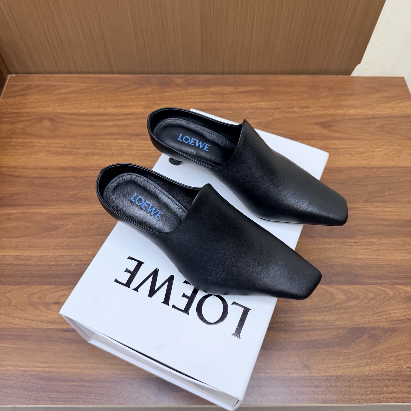 NO:931229,High version of LOEWE's new Muller half-slip cat heel slippers —————————————— A model with elegant temperament and high-end, the fashionable pointed toe design enhances the aura, the new pearl buckle logo is combined with the one-word strap heel design, which is less casual and more 'ceremonial'. The back-heel design is easy to put on and take off, and the 4.5cm kitten heel is just right for the hot summer. It is stable and easy to walk, and the upper foot lengthens the leg line, full of femininity.  Whether it is in the workplace or daily matching, dating and shopping, you can bring it with you, because it is really elegant and versatile. Fabric sheepskin, sheepskin lining, outsole, original genuine leather sole, heel height 4.5cm, size 35/41 (customized for 40, 41), half drag, loewe, loewe, slippers, sheepskin19860909高版本 LOEWE罗意威 新款穆勒半拖猫跟拖鞋 ————————————— 自带优雅气质高级的一款,时尚尖头设计提升气场,新款珍珠饰扣logo搭配一字带跟露后跟的设计结合,少了一份随意,多了份“仪式感” 露后跟设计穿脱方便,对抗炎炎夏日4.5cm的小猫跟恰到好处,健稳好走,上脚拉长腿部线条,女人味十足. 不管是职场还是日常搭配约会逛街,都可以带上它参与,因为她真的超显气质又百搭. 面料羊皮 内里羊皮 大底原版真皮底 跟高4.5cm 码数35/41（40、41定制）,半拖,loewe,loewe,slippers,sheepskin,Women's Shoes
