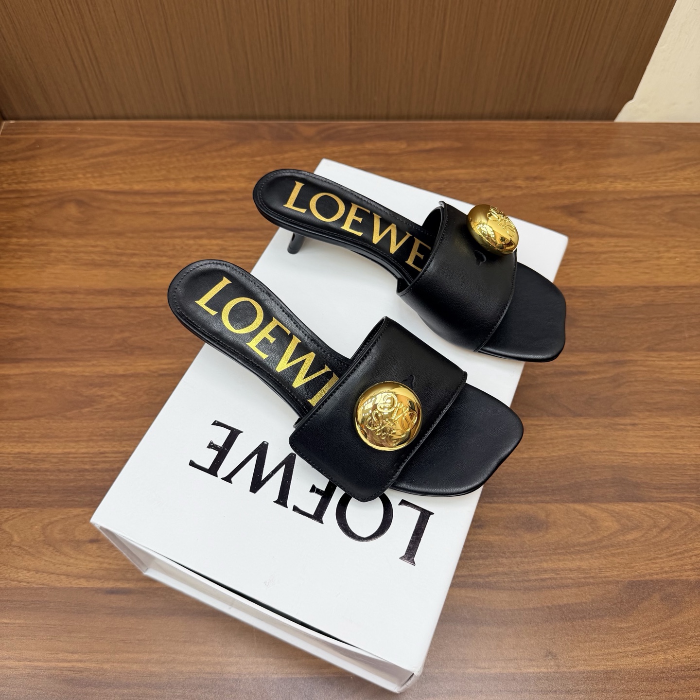 NO:931218,High version of LOEWE's new kitten heel slippers —————————————— An elegant and high-end one, the fashionable pointed toe design enhances the aura, the new pearl buckle logo is combined with the one-word strap heel design, which makes it less casual and more 'ceremonial'. The backless design is easy to put on and take off, and the 4.5cm kitten heel is just right to resist the hot summer. It is stable and easy to walk, and the upper foot lengthens the leg line, full of femininity.  Whether it is in the workplace or daily matching, dating and shopping, you can bring it with you, because it is really elegant and versatile. Fabric: cowhide, lining sheepskin, outsole, original genuine leather sole, size 35/41 (customized for 40, 41), slippers, loewe, loewe, slippers, cowhide, sheepskin19860909高版本 LOEWE罗意威 新款猫跟拖鞋 ————————————— 自带优雅气质高级的一款,时尚尖头设计提升气场,新款珍珠饰扣logo搭配一字带跟露后跟的设计结合,少了一份随意,多了份“仪式感” 露后跟设计穿脱方便,对抗炎炎夏日4.5cm的小猫跟恰到好处,健稳好走,上脚拉长腿部线条,女人味十足. 不管是职场还是日常搭配约会逛街,都可以带上它参与,因为她真的超显气质又百搭. 面料牛皮 内里羊皮 大底原版真皮底 码数35/41（40、41定制）,拖鞋,loewe,loewe,slippers,cowhide,sheepskin,Women's Shoes