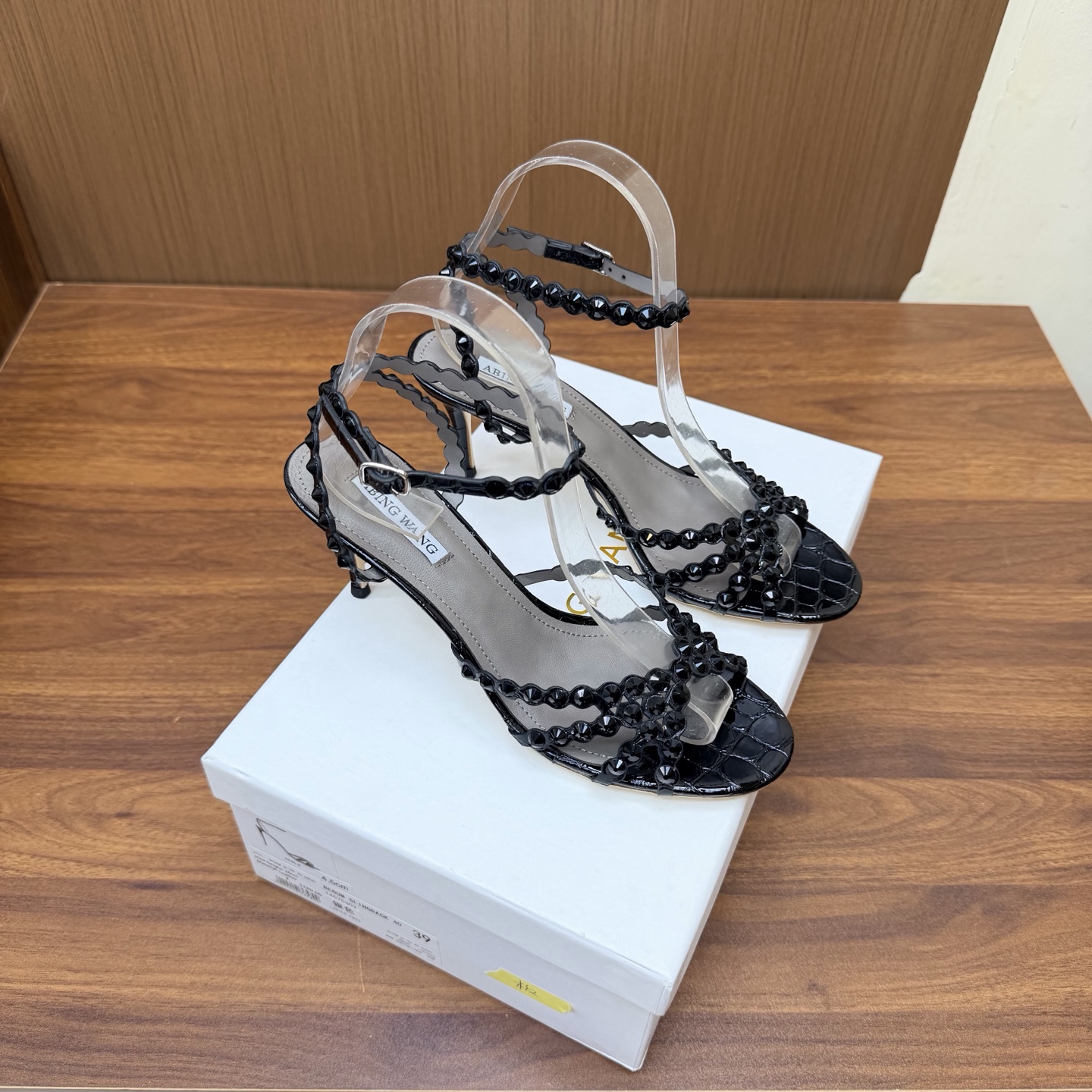 NO:931206,2026 spring and summer hot model ABING WANG rhinestone chain high-heeled shoes and sandals. What is a sexy tool? It has to be a little exposed toe seam, which makes you feel the ultimate charm. ———————————— Add sparkling crystal embellishments on the basis of patent leather, and launch this charming single product. A beautiful torture tool.  Size 35-42 (40, 41, 42, customized), high heels sandals, sandals, high heels, sheepskin198609092026春夏爆款 ABING WANG水钻链条高跟鞋凉鞋 什么叫性感利器,非他莫属稍微露出一点脚趾缝,倍感魅力极致 ————————————— 在漆皮基础上增添了闪耀的水晶缀饰,推出了这款散发着迷人魅力的单品.美丽刑具,它以漆皮面料制作于设有深鞋口的尖头鞋身端庄典雅 鞋面漆皮 大底真皮底 内里羊皮 跟高7cm 码数35-42（40、41、42、定做),高跟鞋凉鞋,sandals,high heels,sheepskin,Women's Shoes