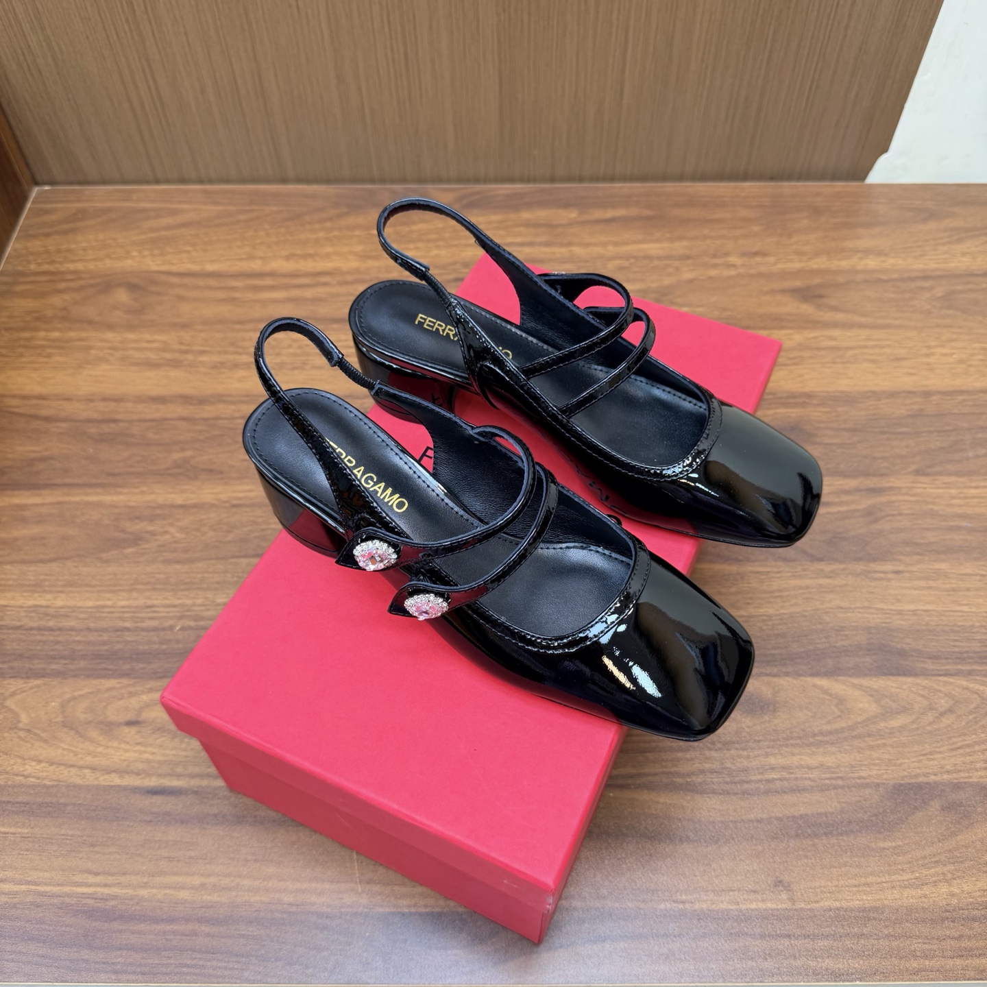 NO:931195,Ferragamo/Ferragamo 26AW early spring and autumn high-heeled sandals ————————— Elegant temperament, romantic and casual Italian style, comfortable on the feet and very good-looking, fashionable bloggers are vying to wear them! The upper is made of patent leather, the lining is tiptoe mixed sheepskin, the original molded non-slip outsole, the heel height is 5cm  zise35-39 (40.41 customized), sandals, ferragamo, ferragamo, sandals, sheepskin19860909Ferragamo/菲拉格慕26AW早春秋高跟凉鞋 ————————— 气质优雅 烂漫又随性的意式风情 上脚舒适又贼好看 时髦精博主们都在争着穿! 鞋面采用漆皮 内里踮脚混种羊皮 原版开模防滑大底 跟高5cm zise35-39（40.41定制）,凉鞋,ferragamo,ferragamo,sandals,sheepskin,Women's Shoes
