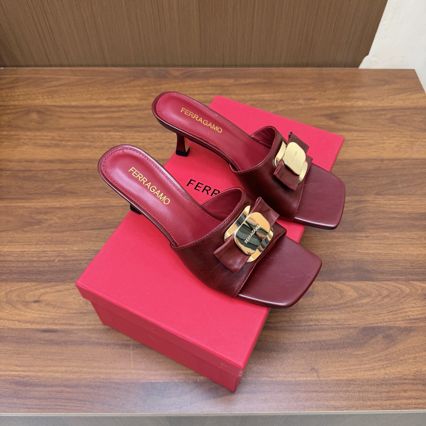 NO:931185,Ferragamo/Ferragamo 26AW early spring and autumn high-heeled sandals ————————— Elegant temperament, romantic and casual Italian style, comfortable on the feet and very good-looking, fashionable bloggers are vying to wear them! The upper is made of cowhide, the lining is tiptoe mixed sheepskin, and the original molded non-slip outsole  zise35-39 (40.41 customized), slippers, ferragamo, ferragamo, sandals, slippers, cowhide, sheepskin19860909Ferragamo/菲拉格慕26AW早春秋高跟凉鞋 ————————— 气质优雅 烂漫又随性的意式风情 上脚舒适又贼好看 时髦精博主们都在争着穿! 鞋面采用牛皮 内里踮脚混种羊皮 原版开模防滑大底 zise35-39（40.41定制）,拖鞋,ferragamo,ferragamo,sandals,slippers,cowhide,sheepskin,Women's Shoes
