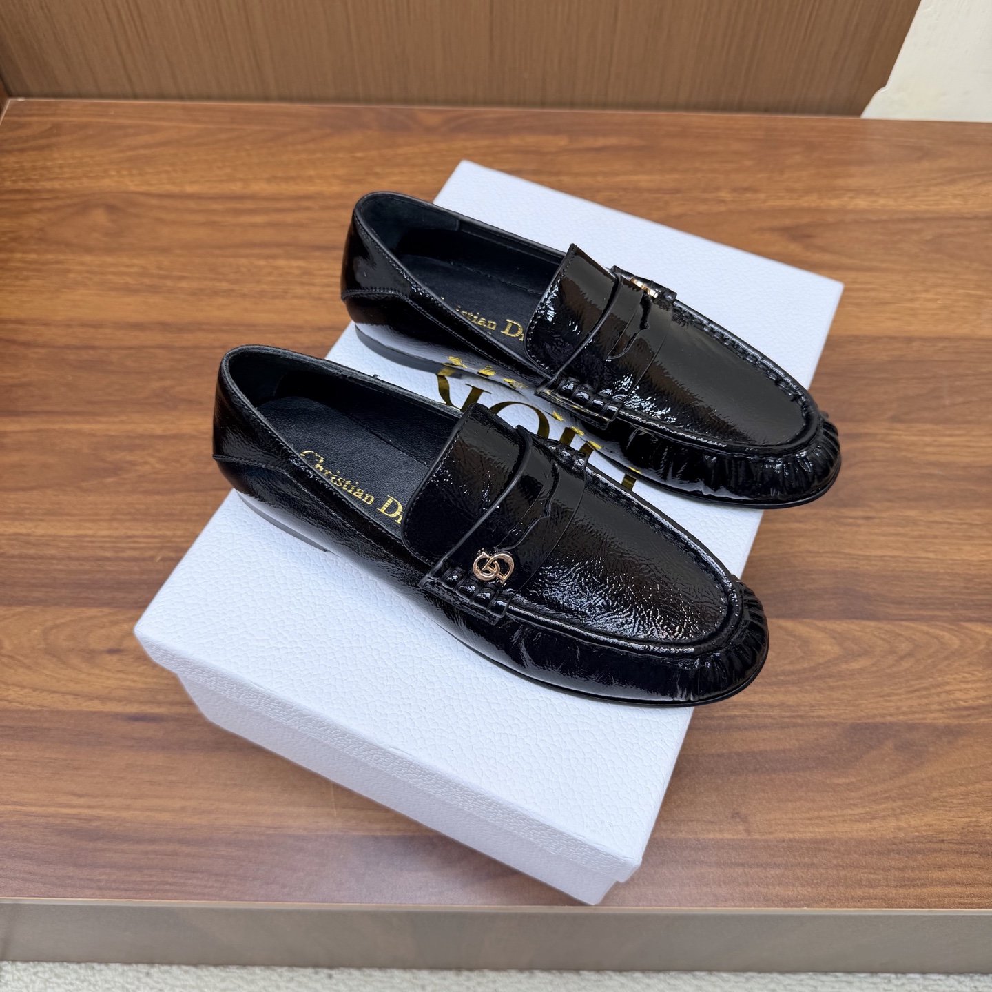NO:931173,The top version counters are updated simultaneously with DIOR2026/Autumn and Winter new loafer series ——————————— Continue the timeless classics of the D family!  This shoe is low-key yet gorgeous, sexy yet not ostentatious. The shape of the shoe is a delicate style that everyone loves. It is very slim. The entire curvature of the side perfectly shows the curve of the foot. It is mature and feminine, but also has a lively girly feel. It is also very good-looking on the foot. It is worth recommending. Go material. Upper sheep leather/cowhide. Lining wool. Outsole imported from Italy. Heel height 1.5cm.  Size 35-42 (40/41/42 customization is not returnable), loafers, dior, dior, loafers, cowhide, sheep19860909顶部版本专柜同步更新 DIOR2026/ 秋冬 新款乐福鞋系列 ——————————— 延续D家永恒经典！这款鞋低调不失华丽 性感又不显张扬 鞋型是大家都爱的秀气款 非常非常显瘦 侧面整个弧度将脚部曲线完美展现 既有成熟女人味 又不乏一丝活泼少女感, 上脚也太好看了,值得推荐 Go 材质 鞋面羊京/牛皮 内里羊毛 大底意大利进口牛皮大底 跟高1.5cm 码数35-42（40/41/42定制不退换）,乐福鞋,dior,dior,loafers,cowhide,sheep,Women's Shoes