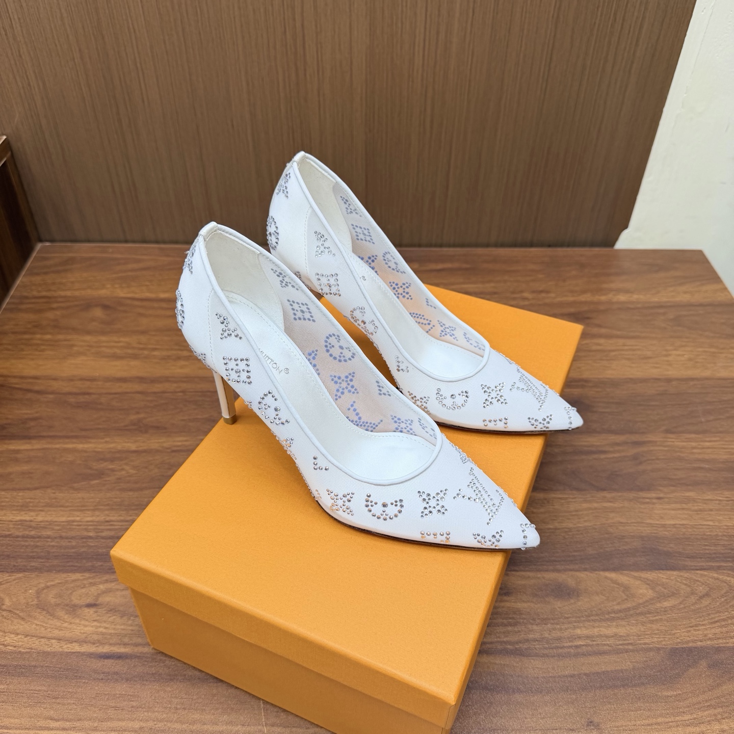 NO:931163,High version LV Louis Vuitton 26 2026 early spring new products. The top version counter features the latest model. Mesh hot-drilled hard label Mule half-drag/hollow sandals. Hard goods are new. ——————————High version.  vuitton,louis vuitton,sandals,high heels,sheepskin,Leather soles19860909高版本 LV 路易威登 26 2026早春新品 顶级版本专柜主打最新款 网纱烫钻硬标穆勒半拖/中空凉鞋 硬货上新 ————————————高版本 鞋面原版网纱烫钻 内里进口山羊皮里 大底真皮大底（8.5cm） 鞋码: 35-41（40、41、定制不退换）,高跟鞋,louis vuitton,louis vuitton,sandals,high heels,sheepskin,Leather soles,Women's Shoes