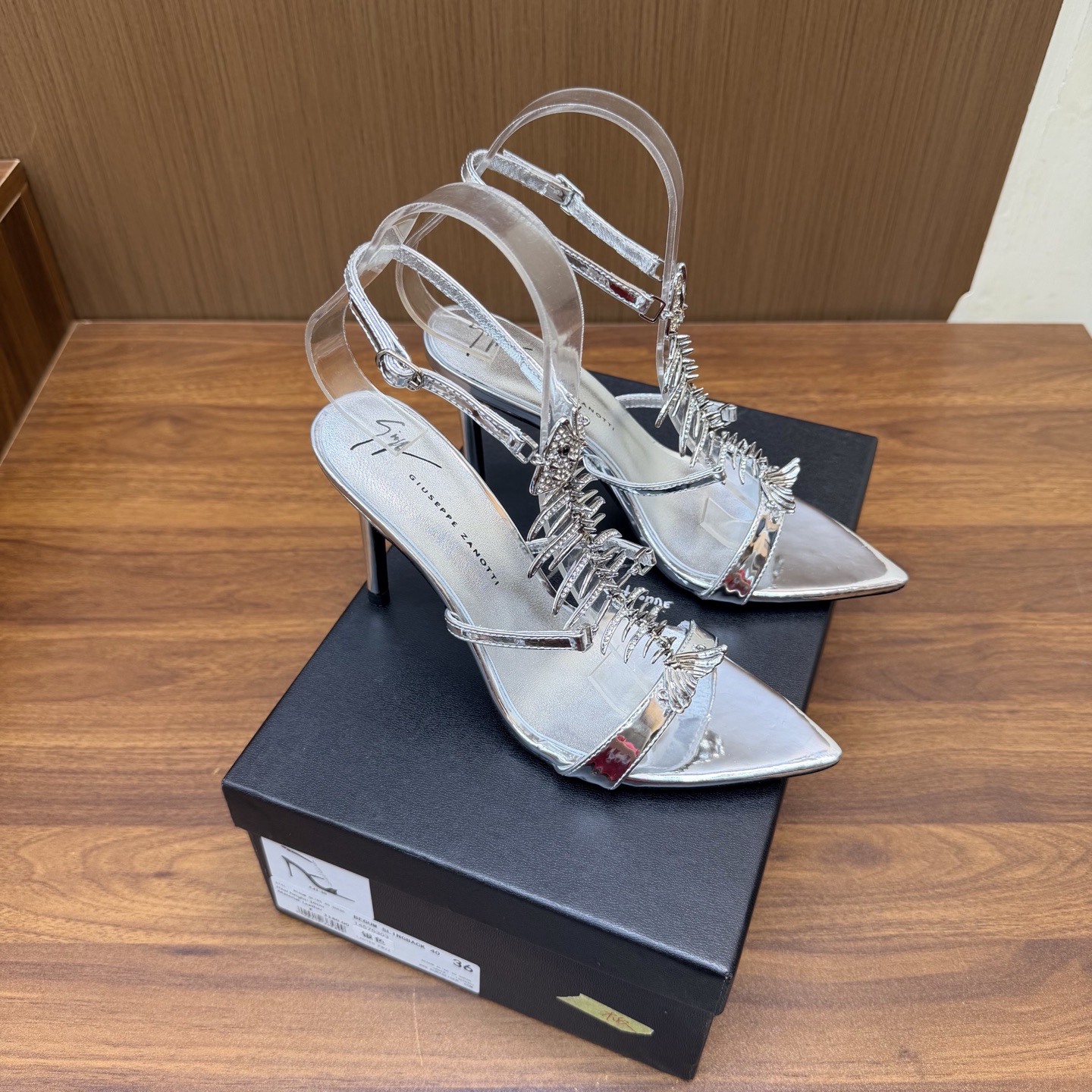 NO:929651,Giuseppe Zanotti 26ss new product fishbone diamond chain high heels really understand women's hearts —————————————— GZ high heels that can kill both men and women. I love them. They are indeed the brand that understands women best. They are sold out as soon as they are new. Especially the side line design is smooth, natural and very slim. It makes the whole pair of shoes full of layers and feminine. No matter what your usual style is, please be sure to try it!  Upper cowhide/patent leather, lining mixed sheepskin, original Italian genuine leather outsole, heel height 9cm, Size 35–41 (40, 41 customization is non-returnable and non-exchangeable), high-heeled sandals, sandals, high heels, cowhide, sheepskin, Leather soles19860909Giuseppe Zanotti 26ss新品 鱼骨钻链 高跟鞋果然很懂女人心 ———————————— GZ斩男又斩女的高跟鞋 爱了 不愧是最懂女人的品牌 上新即售空 尤其是侧面线条设计流畅自然还很显瘦 让整双鞋层次感十足又富有女人味 不管你平时什么风格 请你一定要试试它！ 鞋面牛皮/漆皮 内里混种羊皮 原版意大利真皮大底 跟高9cm Size 35–41（40、41定制不退不换）,高跟鞋凉鞋,sandals,high heels,cowhide,sheepskin,Leather soles,Women's Shoes