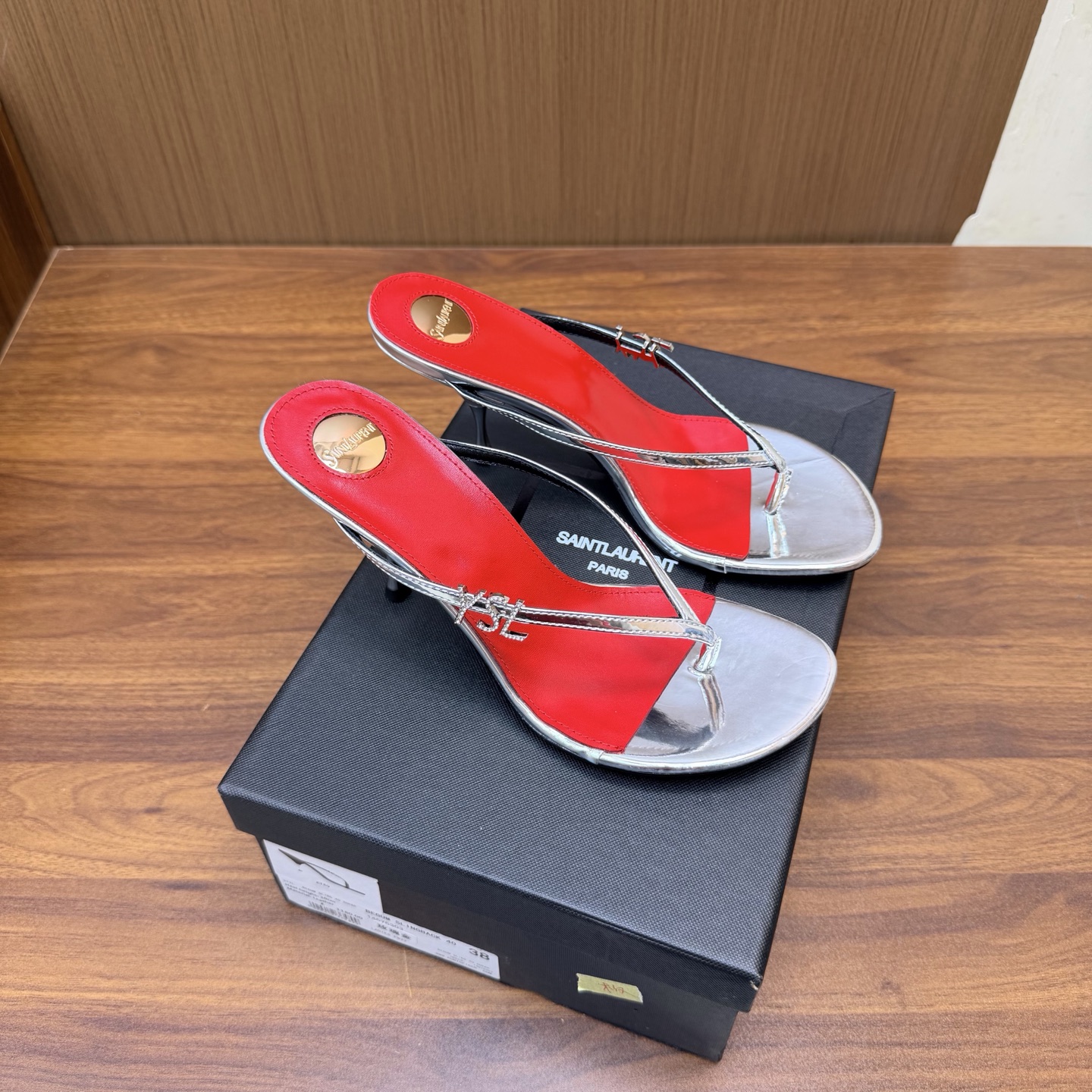 NO:931251,2026 spring and summer new YSL Saint Laurent / Yves Saint Laurent ysl slippers, super super invincible and popular slippers —————————————— This hardware buckle of each layout in our house must be molded and customized at 1:1!  The effect is very comfortable, the foot feels great, and whether you pair it with jeans, a small suit, or a skirt, it can be matched naturally. Patent leather upper/sheep leather lining, genuine leather outsole, 8cm heel height, size 35-42 (40-42 customization is non-returnable and non-exchangeable), split-toe high heels, saint laurent, saint laurent, saint laurent, high  heels,slippers,skirts,jeans,sheepskin,sheep,Leather soles198609092026春夏新款 YSL Saint Laurent / 圣罗兰ysl拖鞋 超级超级无敌火爆的一个款拖鞋 —————————————— 这款我们家每个版面的五金扣都要开模1:1定制！效果非常舒服,脚感很棒,而且无论你搭配牛仔裤,小西服,裙子,都能搭配自然 鞋面漆皮/羊京 内里绵羊皮 鞋底真皮大底 跟高8cm 尺码35-42（40-42定制不退不换),分趾鞋高跟鞋,saint laurent,saint laurent,saint laurent,high heels,slippers,skirts,jeans,sheepskin,sheep,Leather soles,Women's Shoes
