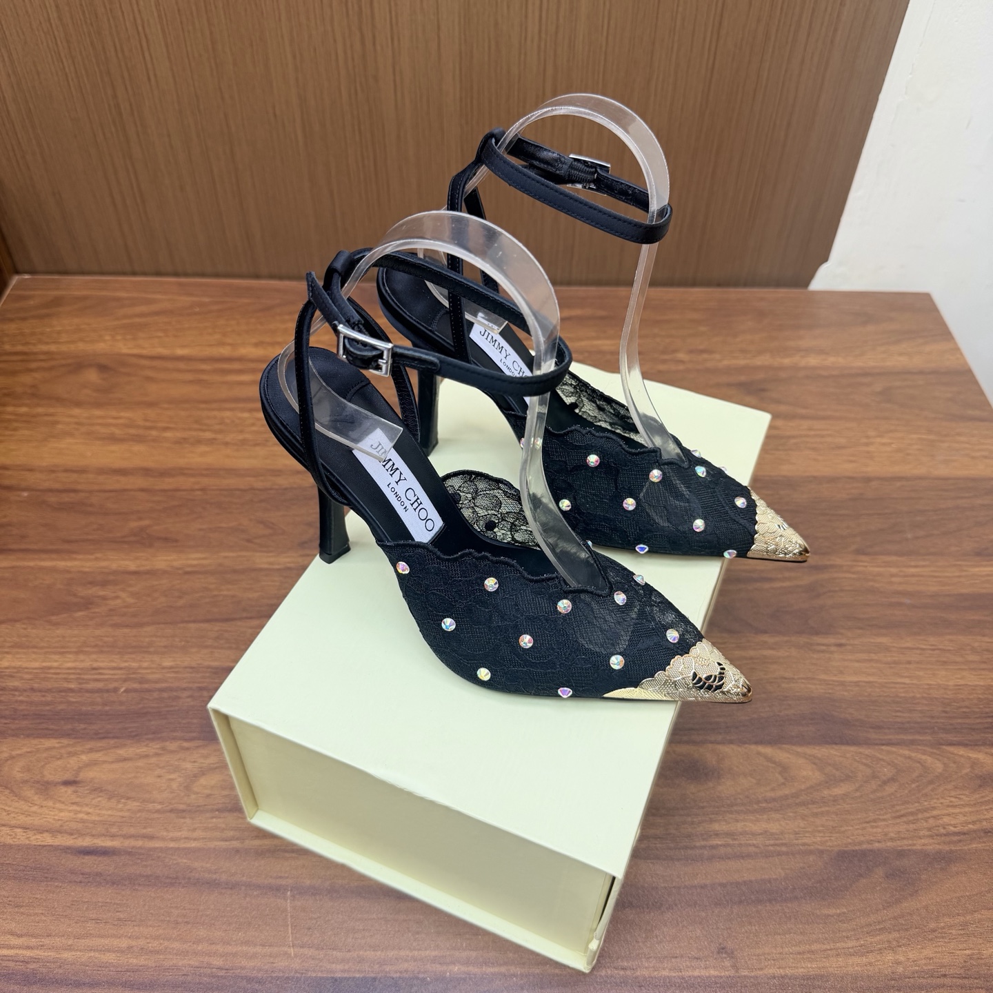 NO:931242,2026SSJIMMY CHOO evening high-heeled sandals/shoes ——————————Top version Australian pointed toe round toe series, simply beautiful. Fall in love with elegance, fall in love with the playful sense of the future, just take a look and want to own it immediately, but a pair of exquisite high heels is really something to think about~ The series is specially designed for extraordinary and indifferent ladies, thus creating a unique overall effect. Jimmy Choo designs products that inspire women to move forward and highlight their charm.  1 Fabric: Lace perm 2 Lining Sheepskin lining Super soft and delicate 3 Outsole Imported Italian raw color cowhide sole 4 Size 35 to 39 (40, 41.42 customized) 5 Heel height 10.5cm, high heels sandals, jimmy choo, sandals, high heels, cowhide, sheepskin198609092026SSJIMMY CHOO 晚宴高跟凉鞋/单鞋 ——————————顶级版本 澳大利亚尖头 圆头系列、简直是美上天了,爱上优雅、爱上俏皮的未来感,光看一眼便想马上拥有,但一双精致的高跟鞋确是可以想想滴～ 系列专为超凡绝伦、无所谓的女士而设计,从而打造出别致的整体效果,Jimmy Choo 设计出激发女性一往无前的产品彰显魅力 1面料:蕾丝烫钻 2内里 羊皮内里 超级柔软细腻 3大底 进口意大利原色牛皮底 4码数 35一39 (40、41.42 定制) 5跟高 10.5cm,高跟鞋凉鞋,jimmy choo,sandals,high heels,cowhide,sheepskin,Women's Shoes