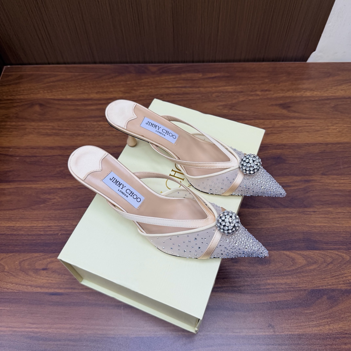 NO:931186,2026SSJIMMY CHOO evening high-heeled sandals/shoes ——————————Top version Australian pointed toe round toe series, simply beautiful. Fall in love with elegance, fall in love with the playful sense of the future, just take a look and want to own it immediately, but a pair of exquisite high heels is really something to think about~ The series is specially designed for extraordinary and indifferent ladies, thus creating a unique overall effect. Jimmy Choo designs products that inspire women to move forward and highlight their charm.  1 Fabric: mesh rhinestones 2 lining Sheepskin lining Super soft and delicate 3 Outsole Imported Italian original color cowhide sole 4 code number 35 to 39 (40, 41.42 customized) 5 Heel height 6.5cm, slippers, jimmy choo, sandals, high heels, slippers, cowhide, sheepskin198609092026SSJIMMY CHOO 晚宴高跟凉鞋/单鞋 ——————————顶级版本 澳大利亚尖头 圆头系列、简直是美上天了,爱上优雅、爱上俏皮的未来感,光看一眼便想马上拥有,但一双精致的高跟鞋确是可以想想滴～ 系列专为超凡绝伦、无所谓的女士而设计,从而打造出别致的整体效果,Jimmy Choo 设计出激发女性一往无前的产品彰显魅力 1面料:网纱烫钻 2内里 羊皮内里 超级柔软细腻 3大底 进口意大利原色牛皮底 4码数 35一39 (40、41.42 定制) 5跟高 6.5cm,拖鞋,jimmy choo,sandals,high heels,slippers,cowhide,sheepskin,Women's Shoes