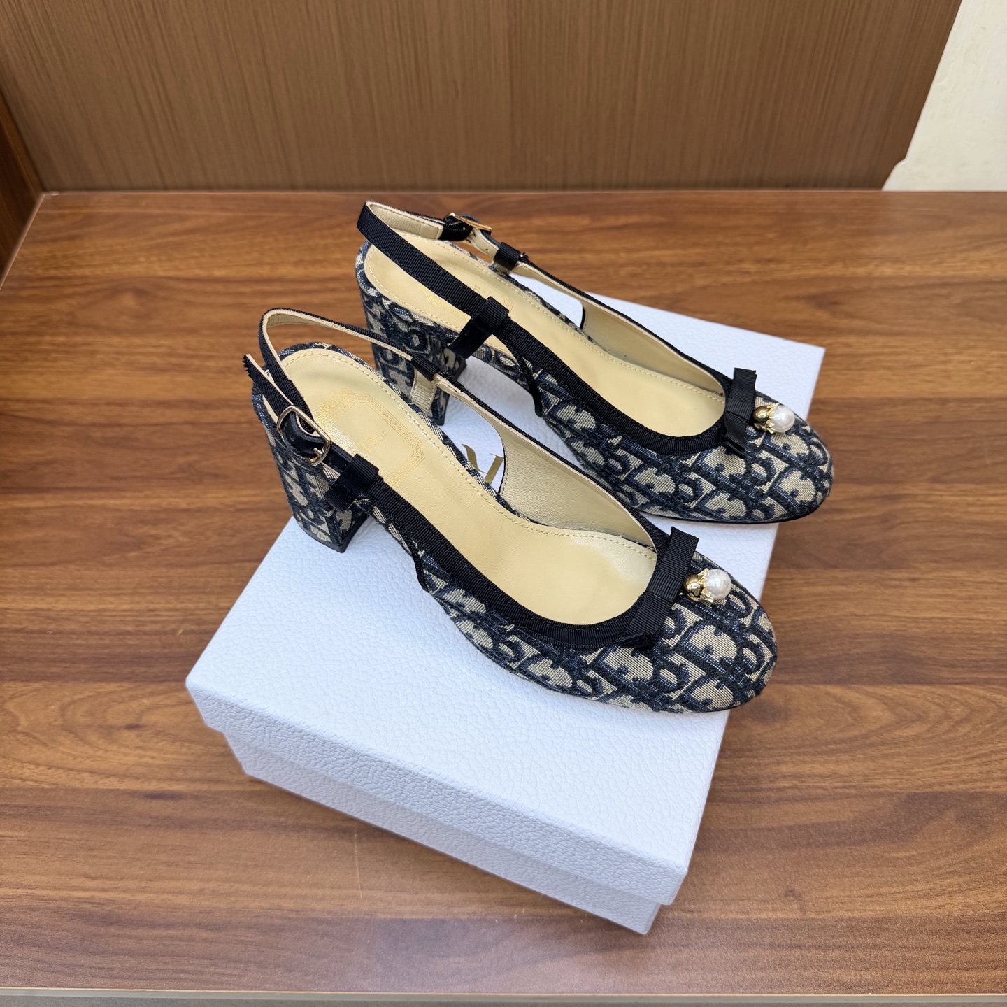 NO:929408,DIOR dior ballet thick heel sling sandals 2026/ Spring and summer classic hot-selling items —————————— Continue the timeless classics of the D family!  This shoe is low-key yet gorgeous, sexy yet not ostentatious. The shape of the shoe is a delicate style that everyone loves. It is very slim. The entire curvature of the side perfectly shows the curve of the foot. It has a mature feminine flavor but also has a lively girlish feel. It looks great on the foot. It is worth recommending. Go Material: Cowhide upper, mixed sheepskin lining, outsole, imported cowhide outsole from Italy, heel height 8cm  Size 35-39 (40/41/customized, non-refundable), high heels and sandals, dior, dior, sandals, high heels, cowhide, sheepskin19860909DIOR dior ballet粗跟后带凉鞋 2026/ 春夏经典热卖单品 ——————————— 延续D家永恒经典！这款鞋低调不失华丽 性感又不显张扬 鞋型是大家都爱的秀气款 非常非常显瘦 侧面整个弧度将脚部曲线完美展现 既有成熟女人味 又不乏一丝活泼少女感, 上脚也太好看了,值得推荐 Go 材质 鞋面牛皮 内里混种羊皮 大底意大利进口牛皮大底 跟高8cm 码数35-39（40/41/定制不退换）,高跟鞋凉鞋,dior,dior,sandals,high heels,cowhide,sheepskin,Women's Shoes
