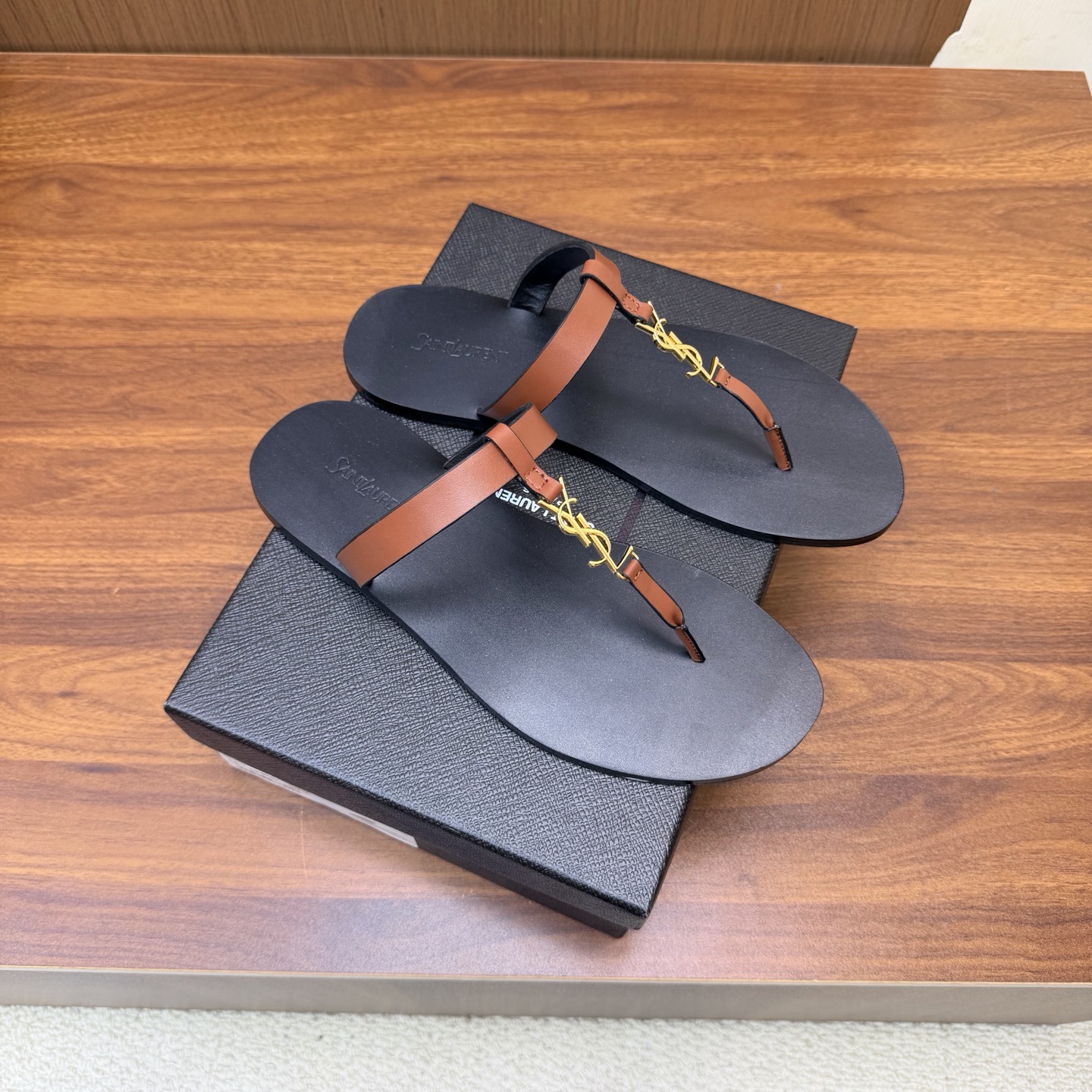 NO:931119,2026 spring and summer new YSL Saint Laurent / Yves Saint Laurent ysl slippers, super super invincible and popular slippers —————————————— This hardware buckle of each layout in our house must be molded and customized at 1:1!  The effect is very comfortable, the foot feels great, and whether you pair it with jeans, a small suit, or a skirt, it can be matched with nature. Upper cowhide/patent leather. Genuine leather outsole. High flat heel. Size: female 36-43 (35, 41, 42, 43 customized) male 38-45 (45 customized), split-toe shoes, saint laurent, saint laurent, saint  laurent,slippers,skirts,jeans,cowhide,Leather soles198609092026春夏新款 YSL Saint Laurent / 圣罗兰ysl拖鞋 超级超级无敌火爆的一个款拖鞋 —————————————— 这款我们家每个版面的五金扣都要开模1:1定制！效果非常舒服,脚感很棒,而且无论你搭配牛仔裤,小西服,裙子,都能搭配自然 鞋面牛皮/漆皮 鞋底真皮大底 跟高平底 尺码女36-43（35、41、42、43定制）男 38-45（45定制）,分趾鞋,saint laurent,saint laurent,saint laurent,slippers,skirts,jeans,cowhide,Leather soles,Women's Shoes