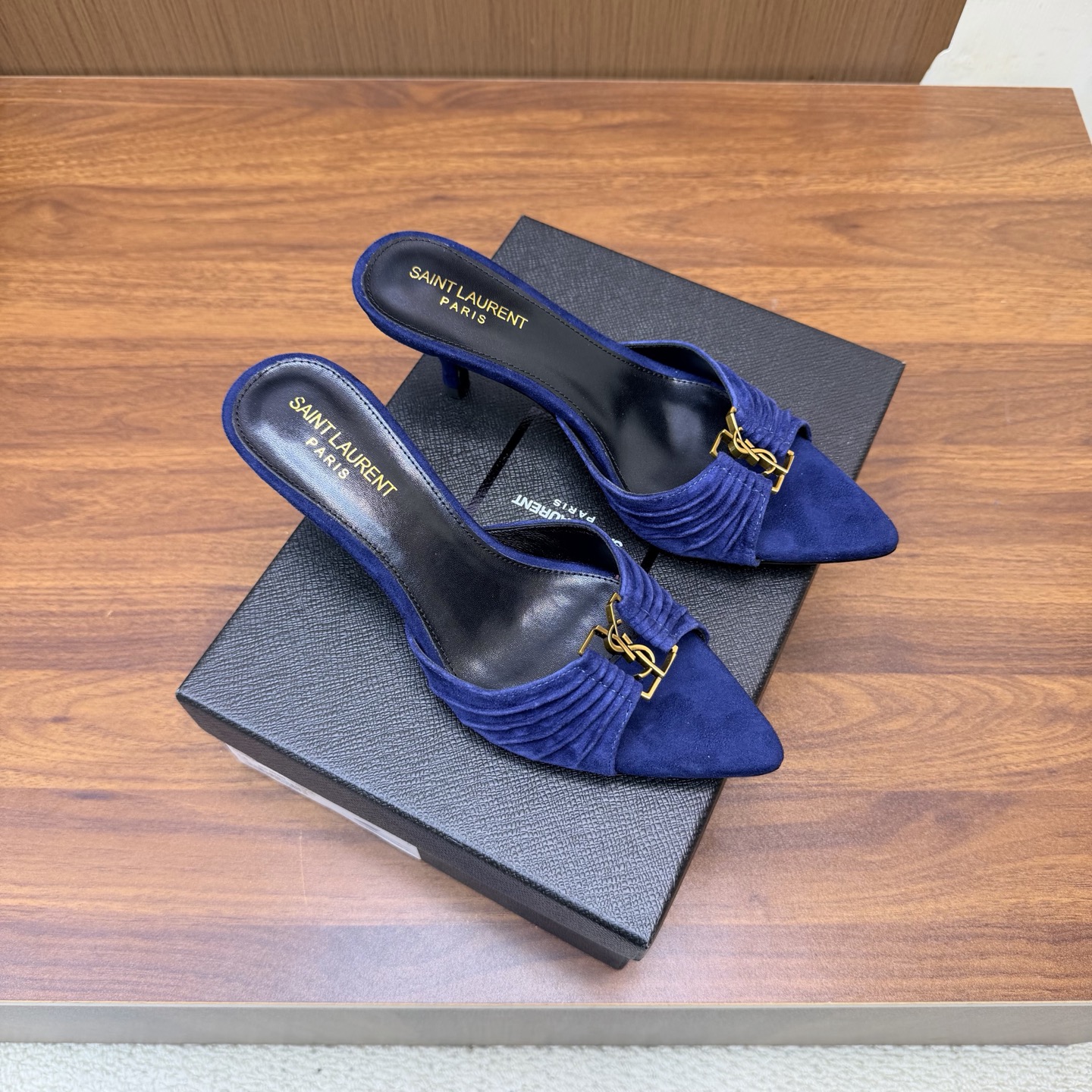 NO:931110,Saint Laurent YSL classic show style cat-heeled sandals —————————— Super super popular style. The hardware buckles of each layout in our house need to be molded and customized at 1:1!  The size and texture are exactly the same as the original. The upper material is made of genuine sheepskin lining. The tiptoe is made of comfortable and soft tiptoe sheepskin. The sole is the original 1:1 custom-made leather outsole. It is perfect and very comfortable on the foot. The foot feels great, and whether you wear it with jeans, a small suit or a skirt, it can be matched with a natural and authentic package. The heel height is 6cm. Italian genuine leather outsole.  Size35-43 (40, 41, 42, 43 customized), slippers, saint laurent, saint laurent, saint laurent, sandals, slippers, skirts, jeans, sheepskin, sheep, Leather soles19860909Saint Laurent圣罗兰家YSL经典秀款猫跟凉鞋 ——————————— 超级超级无敌火爆的一个款这款我们家每个版面的五金扣都要开模1:1定制！大小质感与原版完全一致 鞋面材质采用羊京 内里真皮羊皮,踮脚为舒服柔软的踮脚羊皮,鞋底为原版1:1定制真皮大底、简直完美到爆、而且上脚效果非常舒服,脚感很棒,而且无论你搭配牛仔裤,小西服,裙子,都能搭配自然、正品全套包装 跟高6cm 意大利真皮大底 Size35-43（40、41、42、43定制）,拖鞋,saint laurent,saint laurent,saint laurent,sandals,slippers,skirts,jeans,sheepskin,sheep,Leather soles,Women's Shoes