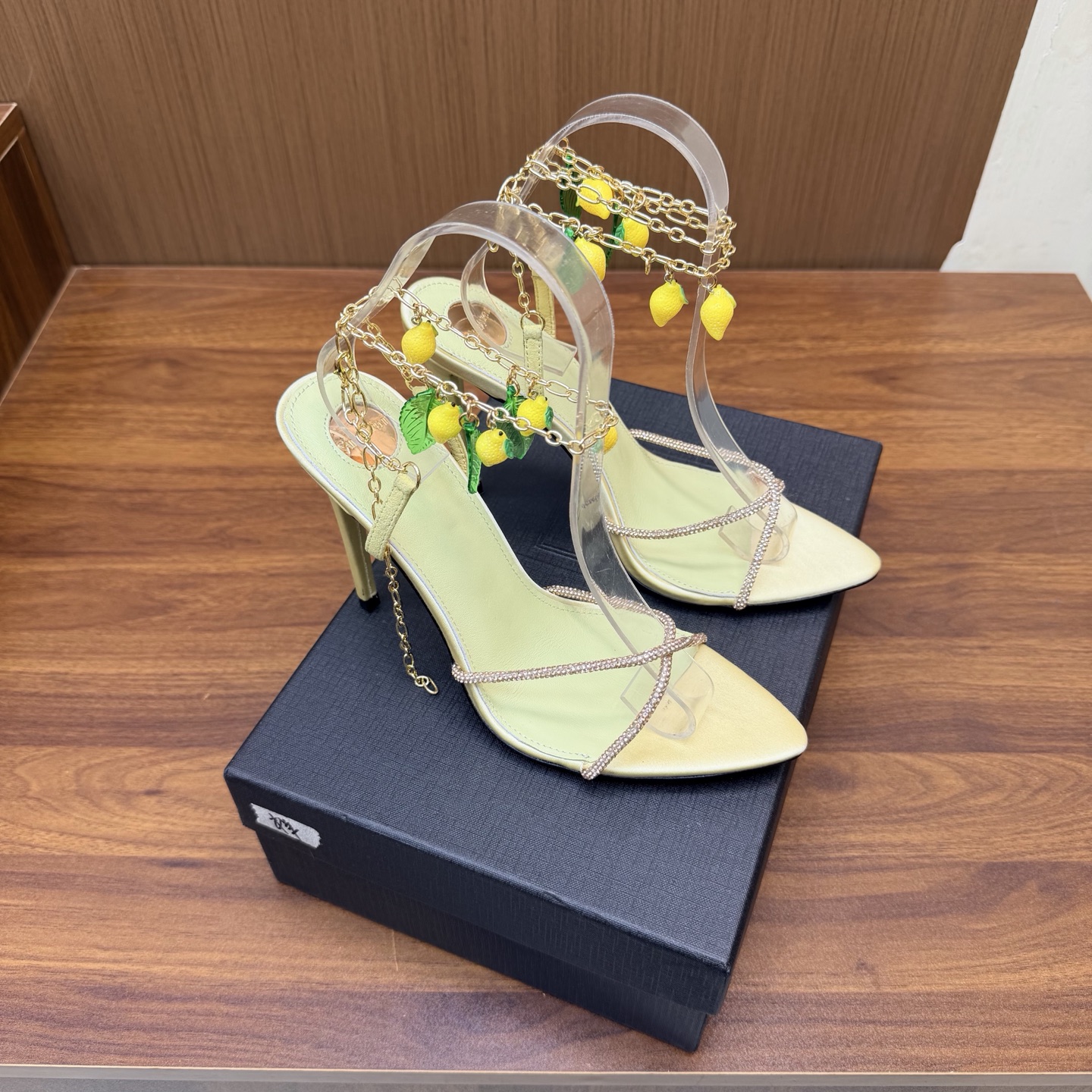 NO:931077,High version of the 2026 spring and summer new YSL Saint Laurent/YSL Lemon Grape Pendant High Heel Super super invincible and popular high-heeled lemon pendant strap sandals —————————————— This hardware buckle of each layout in our house must be molded and customized at 1:1!  The effect is very comfortable, the foot feels great, and it can be matched naturally whether you pair it with jeans, a small suit, or a skirt. Silk upper, silk lining, leather outsole, heel height 10cm, size 35-42 (40, 41, 42 customized, non-returnable and non-exchangeable), high heels and sandals, saint laurent, saint laurent, saint laurent, sandals, high heels, skirts, jeans, real silk, Leather soles19860909高版本2026春夏新款 YSL Saint Laurent / 圣罗兰ysl 柠檬葡萄吊坠 高跟 超级超级无敌火爆的高跟柠檬 吊坠绑带凉鞋 —————————————— 这款我们家每个版面的五金扣都要开模1:1定制！效果非常舒服,脚感很棒,而且无论你搭配牛仔裤,小西服,裙子,都能搭配自然 鞋面真丝 内里真丝 鞋底真皮大底 跟高10cm 尺码35-42（40、41、42定制不退不换),高跟鞋凉鞋,saint laurent,saint laurent,saint laurent,sandals,high heels,skirts,jeans,real silk,Leather soles,Women's Shoes
