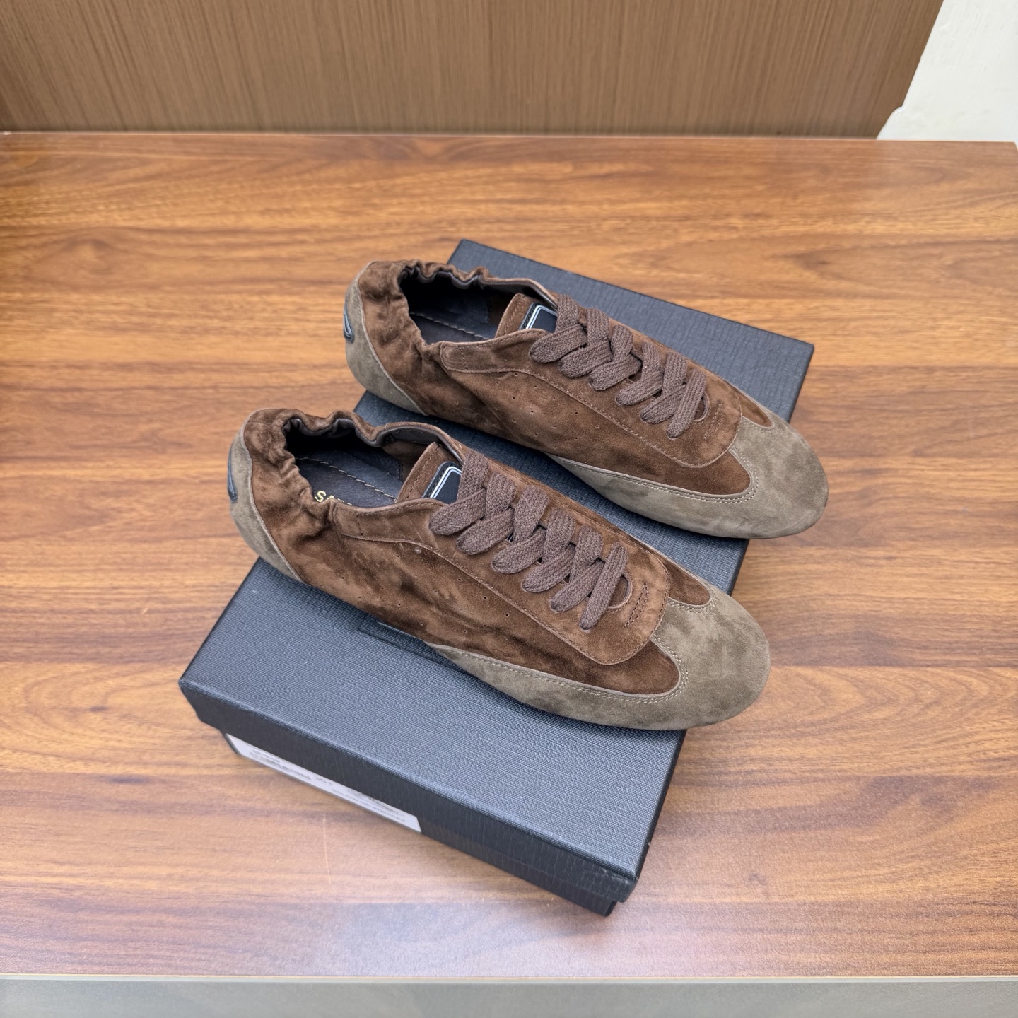 NO:931054,The top version of Saint Lauren* Saint Laurent 2026 YSL small logo Forrest sneakers ————————————— The iconic small logo is the soul of this pair of shoes. It is presented on the shoe body in a low-key and delicate manner. Different from the big and flamboyant logo, it is quiet but eye-catching. It outlines YSL’s unique fashion DNA with simple lines and inadvertently reveals the brand’s profound heritage. The classic almond-shaped design of the toe cleverly modifies the foot shape and visually lengthens the foot line.  Showing elegance and delicacy. Every date and trip that the couple goes on together becomes a low-key and profound style souvenir due to the tacit blessing of this pair of shoes. The fabric is made of cowhide and the inner foot pads are all sheepskin. Original outsole size 35–40 (customized for 40), ballet shoes, saint laurent, saint laurent, saint laurent, sneakers, cowhide, sheepskin19860909顶级版本Saint Lauren*圣罗兰2026 YSL小logo 阿甘鞋运动鞋 ————————————— 标志性的小logo是这双鞋的灵魂所在 以低调而精致的姿态呈现于鞋身之上. 不同于张扬的大标识 它安静却醒目 用简洁线条勾勒出YSL独有的时尚DNA 在不经意间透露出品牌的深厚底蕴 鞋头的经典杏仁形设计 巧妙修饰脚型 在视觉上拉长足部线条 彰显优雅与秀气 . 情侣共赴的每一场约会 每一次出行 都因这双鞋的默契加持 成为低调又深刻的风格纪念. 面料采用牛皮 内里垫脚均为羊皮 原版大底 size35–40（40定制）,芭蕾舞鞋,saint laurent,saint laurent,saint laurent,sneakers,cowhide,sheepskin,Women's Shoes