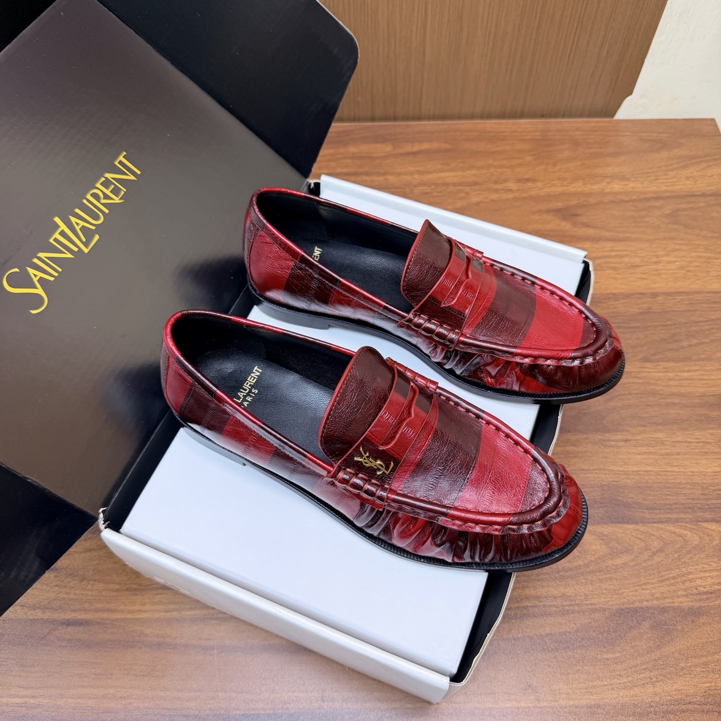 NO:931033,The top version of Saint Lauren* 2026 YSL small logo pleated couple loafers ———————————— The iconic small logo is the soul of this pair of shoes. It is presented on the shoe body in a low-key and delicate manner. Different from the big and flamboyant logo, it is quiet but eye-catching. It outlines YSL’s unique fashion DNA with simple lines and inadvertently reveals the profound heritage of the brand. The classic almond-shaped design of the toe cleverly modifies the foot shape.  Visually elongate the foot line, highlighting elegance and delicacy. Every date and trip that the couple goes on together becomes a low-key and profound style souvenir due to the tacit blessing of this pair of shoes. The fabric is made of original leopard print special fabric/oiled wax leather. The inner foot pads are all sheepskin. Italian imported leather outsole size 35–42 (customized for 40, 41, 42), loafers, saint laurent, saint laurent, saint  laurent,loafers,sheepskin,leather soles19860909顶级版本Saint Lauren*圣罗兰2026 YSL小logo 褶皱情侣款乐福鞋 ————————————— 标志性的小logo是这双鞋的灵魂所在 以低调而精致的姿态呈现于鞋身之上. 不同于张扬的大标识 它安静却醒目 用简洁线条勾勒出YSL独有的时尚DNA 在不经意间透露出品牌的深厚底蕴 鞋头的经典杏仁形设计 巧妙修饰脚型 在视觉上拉长足部线条 彰显优雅与秀气 . 情侣共赴的每一场约会 每一次出行 都因这双鞋的默契加持 成为低调又深刻的风格纪念. 面料采用原版豹纹特殊面料/油腊皮 内里垫脚均为羊皮 意大利进口真皮大底 size35–42（40、41、42定制）,乐福鞋,saint laurent,saint laurent,saint laurent,loafers,sheepskin,Leather soles,Women's Shoes