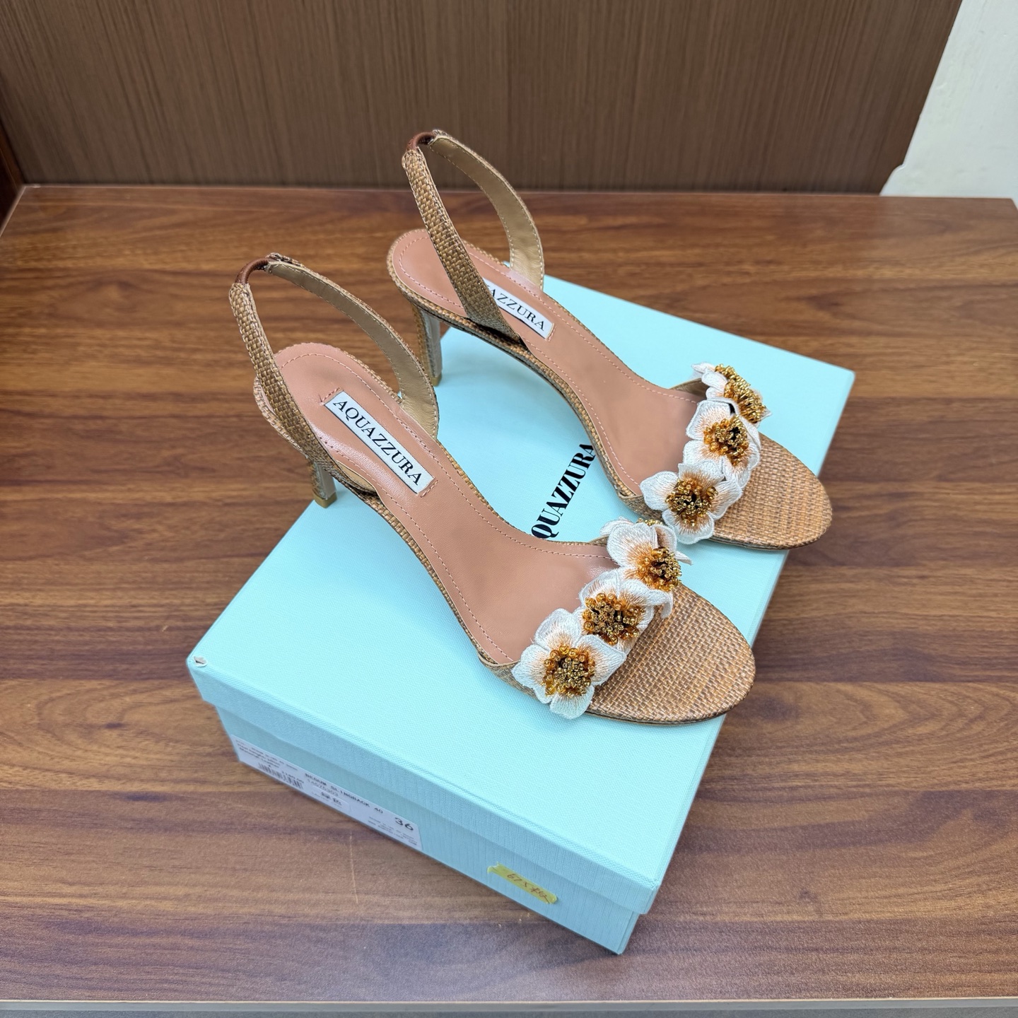NO:931021,2026 spring and summer new style AQUAZZURA Zp original molded new hot diamond strap high-heeled sandals —————————— Made of original customized silk, original molded Swarovski rhinestone decorative buckle, super shiny outsole golden iconic pineapple micro-mark gives the item rich brand connotation and luxurious appearance. Genuine leather outsole sheepskin insole. The creation has beautiful and smooth appearance lines and is comfortable and fashionable. Upper fabric  Foot pads: Sheepskin outsole Italian genuine leather outsole Heel height 7.5cm Shoe size: 36–42 (35, 41, 42 are custom-made and non-returnable), high-heeled sandals, sandals, high heels, sheepskin, real silk, Leather soles198609092026春夏新款 AQUAZZURA Zp 原版开模 新品烫钻 带子高跟凉鞋 ——————————— 采用原版定制真丝制成,原版开模施华洛奇水钻装饰扣,超闪 大底金色标志性菠萝微标赋予单品丰富的品牌内涵与奢华的外观单品真皮大底羊皮鞋垫 创作即外观线条优美流畅又上脚舒适时髦精必入款. 鞋面织布 脚垫: 羊皮 大底意大利真皮大底 跟高7.5cm 鞋码: 36–42（35、41、42定做不退换),高跟鞋凉鞋,sandals,high heels,sheepskin,real silk,Leather soles,Women's Shoes
