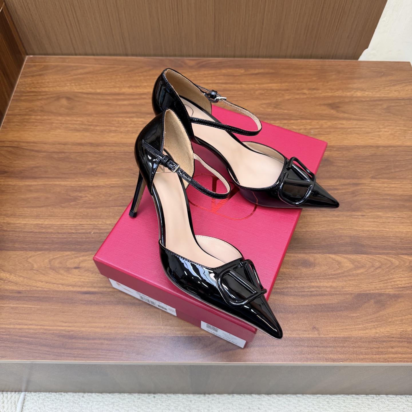 NO:929452,————Exclusive new style of Valentino——————Latest top version Valentino Paris fashion show model launches the latest Valentino thick heel with rivets Sandal high heel ———————————— Valentino This series interprets a new fashion charm. It continues the ultra-high heel design and is favored by well-known overseas bloggers. Thousands of fans and bloggers have performed it passionately and sold well at home and abroad. The country has been out of stock. The top version has candy color matching. Every color is beautiful.  Upper layer of pebbled cowhide, lining of imported sheepskin, genuine leather outsole, heel height 8.6cm, full original packaging, size 35 to 43 (40.41.42.43 non-returnable, non-exchangeable), high heels and sandals, valentino, valentino, sandals, high heels, cowhide, sheepskin, Leather soles19860909—————独家新款华伦—————— 最新款 顶级版本版本Valentino 巴黎时装秀场款推出最新款 华伦天奴粗跟铆钉 凉鞋高跟 —————————————— 华伦天奴此系列演绎全新时尚魅力 延续超高跟设计,深得海外知名博主青睐 千万粉丝博主倾情演绎,畅销海内外 国内已经断货,顶级版本 糖果色配色,每个颜色都是绝美 鞋面头层荔枝纹牛皮 内里进口羊皮 鞋底真皮大底 跟高8.6cm 包装全套原版包装 码数35一43码（40.41.42.43不退不换）,高跟鞋凉鞋,valentino,valentino,sandals,high heels,cowhide,sheepskin,Leather soles,Women's Shoes