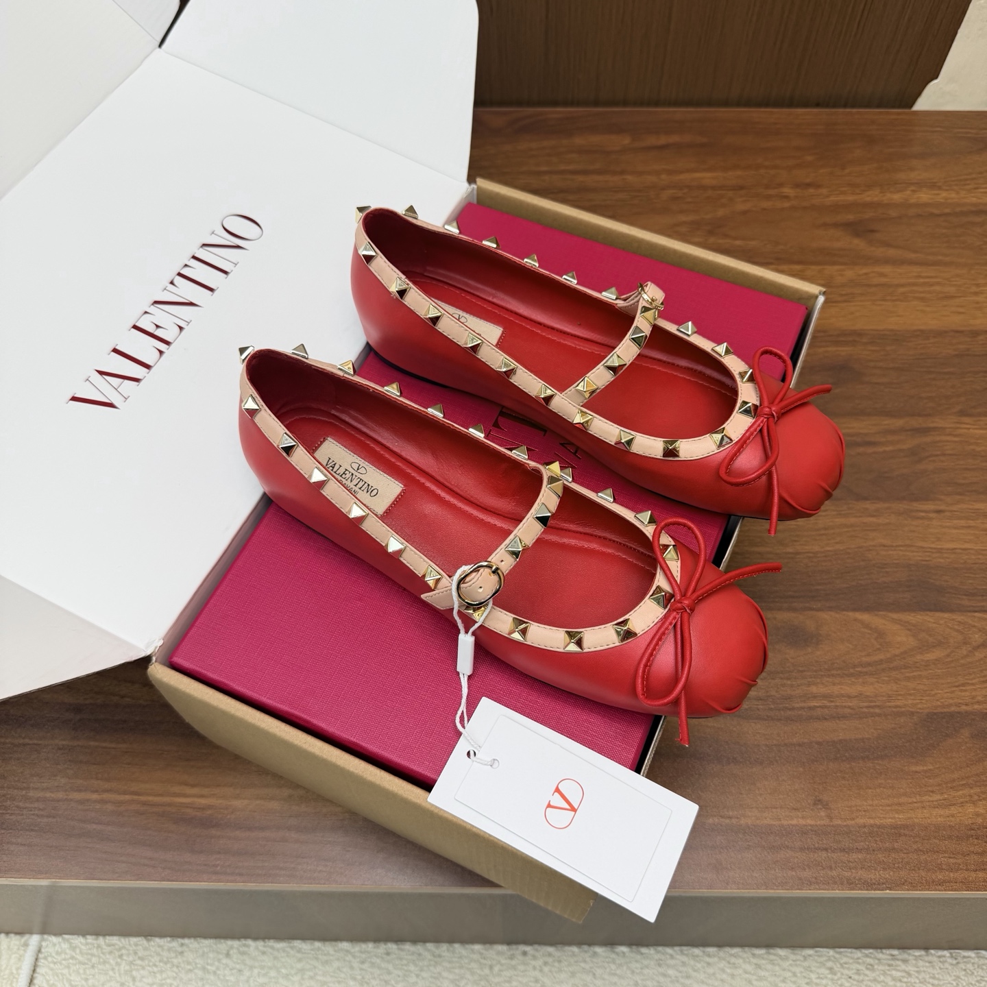 NO:929645,2026 catwalk style high version Valentino ballet rivet shoes. Beautiful texture. Very easy to match. Can be worn in any season. ———— Airplane Box 40. This series of Valentino interprets new fashion charm. It continues the ultra-high heel design and is favored by well-known overseas bloggers. Tens of millions of fan bloggers love to perform it and sell well at home and abroad. The country is out of stock. The top version has candy color matching. Every color is beautiful. Upper cowhide and lining imported sheepskin.  Genuine leather outsole, heel height increased by 3.5cm, full original packaging, size 35-43 (40.41.42.43 non-returnable, non-exchangeable), ballet shoes, valentino, valentino, cowhide, sheepskin, Leather soles198609092026走秀款高版本Valentino 芭蕾舞铆钉单鞋 绝美的质感 非常好搭配,任何季节可穿 ——————————— 飞机盒40 华伦天奴此系列演绎全新时尚魅力 延续超高跟设计,深得海外知名博主青睐 千万粉丝博主倾情演绎,畅销海内外 国内已经断货,顶级版本 糖果色配色,每个颜色都是绝美 鞋面牛皮 内里进口羊皮 鞋底真皮大底 跟高内增高3.5cm 包装全套原版包装 码数35–43（40.41.42.43不退不换）,芭蕾舞鞋,valentino,valentino,cowhide,sheepskin,Leather soles,Women's Shoes