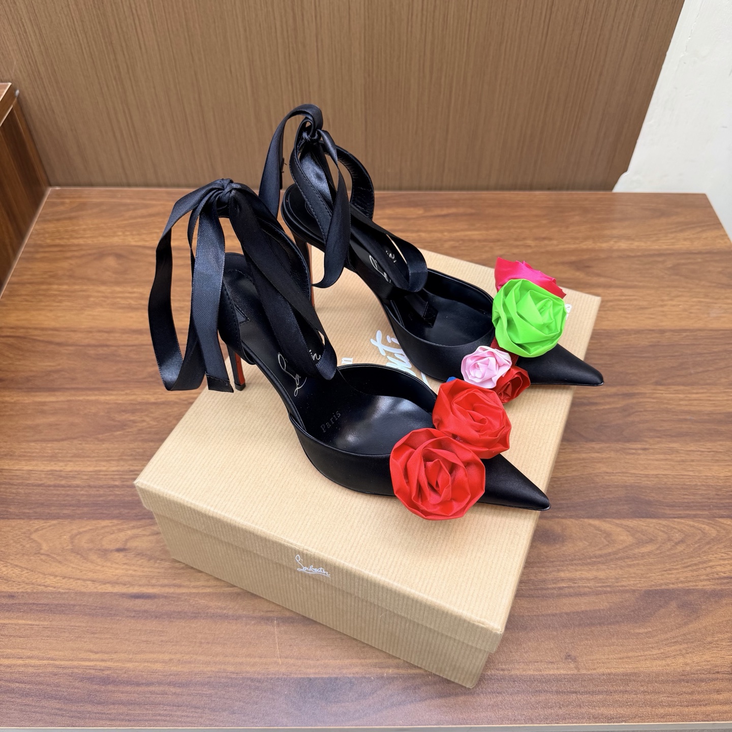 NO:929697,Christian Louboutin | 2026s original CL new show high heels~ Fashion catwalk red-soled sandals ———————————— New red-soled metal and fiery rose high-heeled shoes There is nothing to say, they are completely beautiful and crazy #fatal temptation. Upper: Beautiful new style, with roses on the toes, sewn from petals to flowers, and inlaid with crystals, all hand-stitched. The upper foot is exquisite and attractive. The material is original silk and the lining is sheepskin.  Outsole Original imported top quality genuine leather outsole Size35–42 (.40.41.42) Customized and non-refundable Heel height 10.5cm, high heels sandals, christian louboutin, sandals, high heels, sheepskin, real silk, Leather soles19860909Christian Louboutin | 2026s原版CL全新秀款高跟鞋～ 时装走秀红底凉鞋 ———————————— 新款红底金属跟火红玫瑰高跟鞋 没什么好说的就是一整个美疯#致命的诱惑 鞋面:绝美的新款,盛放足尖上的玫瑰,从花瓣缝制为花朵,在到水晶的镶嵌均全部纯手工缝制 上脚精致逼人 材质原版真丝 内里羊皮里 大底原版进口顶级真皮大底 Size35–42（.40.41.42）订做不退换 跟高10.5cm,高跟鞋凉鞋,christian louboutin,sandals,high heels,sheepskin,real silk,Leather soles,Women's Shoes