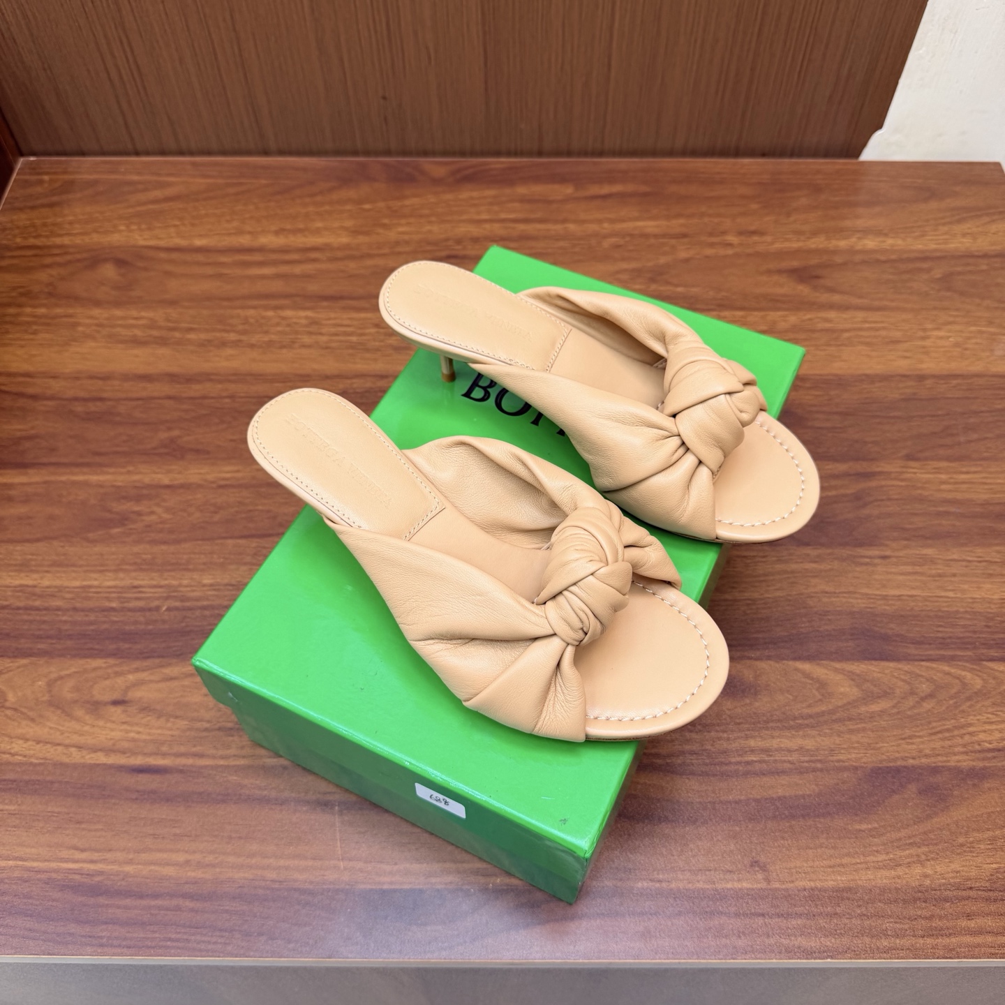 NO:930999,Purchasing level Botteg* Veneta 26/ New style Knotted slippers Woven shoes Genuine hand-woven This classic model is BV's latest ceiling, hand-woven, high-end and comfortable. The fabric is made of high-quality calfskin. The foot pads are sheepskin lining, which is comfortable and high-end. The outsole is made of Italian genuine leather outsole & injection molded rubber technology. Light dyeing technology is used to match the color. Original packaging is used. Fabric cowhide Leather lining Sheepskin Outsole Genuine leather sole Heel height 5.5cm  SIZE35-42 (40 41 42 customized), slippers,bottega veneta,bottega veneta,slippers,cowhide,sheepskin,Leather soles19860909代购级 Botteg* Veneta 26/ 新款 纽结一字拖鞋 编织单鞋 真皮手工编织 这款经典款简直bv最新天花板啦,手工编织而成 高档舒适 面料选用优质小牛皮垫脚羊皮内里舒适高端 大底选用意大利真皮大底&注塑橡胶工艺 运用轻染工艺 对标对色 选用原版包装 面料牛皮 内里羊皮 大底真皮底 跟高5.5cm SIZE35-42（40 41 42定制）,拖鞋,bottega veneta,bottega veneta,slippers,cowhide,sheepskin,Leather soles,Women's Shoes