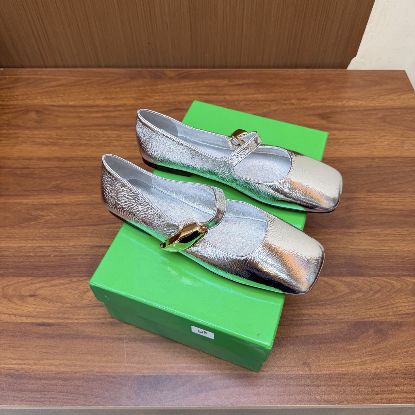 NO:930977,Purchasing-grade BV new Charlotte Mary Jane flat ballet shoes, flat style, super comfortable and easy to wear, built-in feet, cloud-like comfort, all-sheepskin material, super soft and comfortable, fabric, sheepskin, sheepskin lining inside the feet, outsole, Italian genuine leather outsole & injection molded rubber process, light dyeing process, built-in sponge, easy to rebound and not deformed, Size: 35-40 (40 41 42 customized), single shoes, bottega veneta, mary  jane,sheepskin,Leather soles19860909代购级 BV 新款 Charlotte 玛丽珍平底芭蕾舞鞋 平底款 超级好舒适好穿 内置垫脚 云朵般舒适 全羊皮材质超级柔软舒适 面料 羊皮 垫脚内里羊皮 大底意大利真皮大底&注塑橡胶工艺 运用轻染工艺 内置海绵 易回弹不变形 Size: 35-40（40 41 42 定制）,单鞋,bottega veneta,mary jane,sheepskin,Leather soles,Women's Shoes