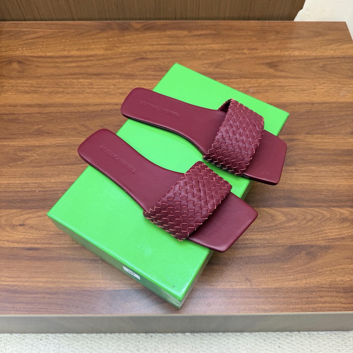 NO:930966,Purchasing agent level Botteg* Veneta 26/ New style Square toe woven slippers Woven shoes Genuine hand-woven leather This classic style is like BV’s latest ceiling, hand-woven, high-end and comfortable. The fabric is made of high-quality calfskin. The foot pads are sheepskin lining, which is comfortable and high-end. The outsole is made of Italian genuine leather outsole & injection molded rubber technology. Light dyeing process is used to match the standard and color. Original packaging is used. The fabric is made of sheepskin. The lining is sheepskin. The outsole is genuine leather.  SIZE35-42 (40 41 42 customized), slippers,bottega veneta,bottega veneta,slippers,cowhide,sheepskin,Leather soles19860909代购级 Botteg* Veneta 26/ 新款 方头编织一字拖鞋 编织单鞋 真皮手工编织 这款经典款简直bv最新天花板啦,手工编织而成 高档舒适 面料选用优质小牛皮垫脚羊皮内里舒适高端 大底选用意大利真皮大底&注塑橡胶工艺 运用轻染工艺 对标对色 选用原版包装 面料羊皮编制 内里羊皮 大底真皮底 SIZE35-42（40 41 42定制）,拖鞋,bottega veneta,bottega veneta,slippers,cowhide,sheepskin,Leather soles,Women's Shoes