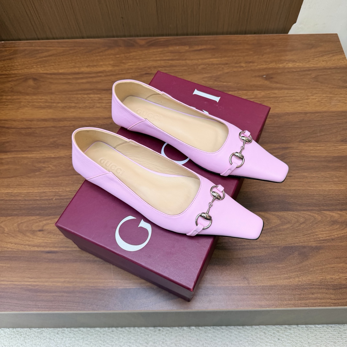 NO:930847,2026S spring and summer new Gucci new style ———————————— The upper adopts the most classic iconic logo. The eye-catching feature is that the heel can be pressed and dragged at will. One shoe can be worn in two pairs to match trousers and skirts in any place without any sense of inconsistency. The high-quality layered leather square kitten heel with silver sequins adds to its unparalleled visual impact. Elegance and intellectuality are integrated with each other. This pair of shoes meets the various requirements of fairies. It is truly the best of the best.  Leather surface cowhide + sheepskin, upper specific G family denim, high heel flat/5.5cm outsole, genuine leather outsole, size 35-41 (customized for 40, 41), single shoes, gucci, gucci, skirts, cowhide, sheepskin, Leather soles198609092026S 春夏新款Gucci新款 ———————————— 鞋面采用最经典标志性Logo,吸睛之处在后跟可随性压跟而拖,一鞋两穿更好搭配裤装和裙装出入任何场所都毫无违和感哦高质量的层皮方形小猫跟配以银色亮片更显其无与伦比的视觉冲击力,优雅与知性相互融合,一对鞋满足了仙女们的种种要求,实属精品中的精品 皮面牛皮+羊皮 鞋面特定G家牛仔布 跟高平底/5.5cm 大底真皮大底 码数35-41（40、41定制）,单鞋,gucci,gucci,skirts,cowhide,sheepskin,Leather soles,Women's Shoes