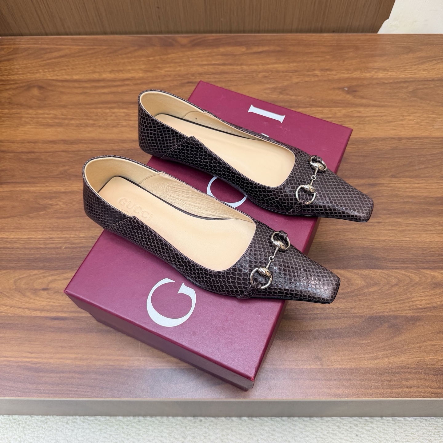 NO:930857,2026S spring and summer new Gucci new style ———————————— The upper adopts the most classic iconic logo. The eye-catching feature is that the heel can be pressed and dragged at will. One shoe can be worn in two pairs to match trousers and skirts in any place without any sense of inconsistency. The high-quality layered leather square kitten heel with silver sequins adds to its unparalleled visual impact. Elegance and intellectuality are integrated with each other. This pair of shoes meets the various requirements of fairies. It is truly the best of the best.  Leather surface cowhide + sheepskin, upper specific G family denim, high heel flat/5.5cm outsole, genuine leather outsole, size 35-41 (customized for 40, 41), single shoes, gucci, gucci, skirts, cowhide, sheepskin, Leather soles198609092026S 春夏新款Gucci新款 ———————————— 鞋面采用最经典标志性Logo,吸睛之处在后跟可随性压跟而拖,一鞋两穿更好搭配裤装和裙装出入任何场所都毫无违和感哦高质量的层皮方形小猫跟配以银色亮片更显其无与伦比的视觉冲击力,优雅与知性相互融合,一对鞋满足了仙女们的种种要求,实属精品中的精品 皮面牛皮+羊皮 鞋面特定G家牛仔布 跟高平底/5.5cm 大底真皮大底 码数35-41（40、41定制）,单鞋,gucci,gucci,skirts,cowhide,sheepskin,Leather soles,Women's Shoes