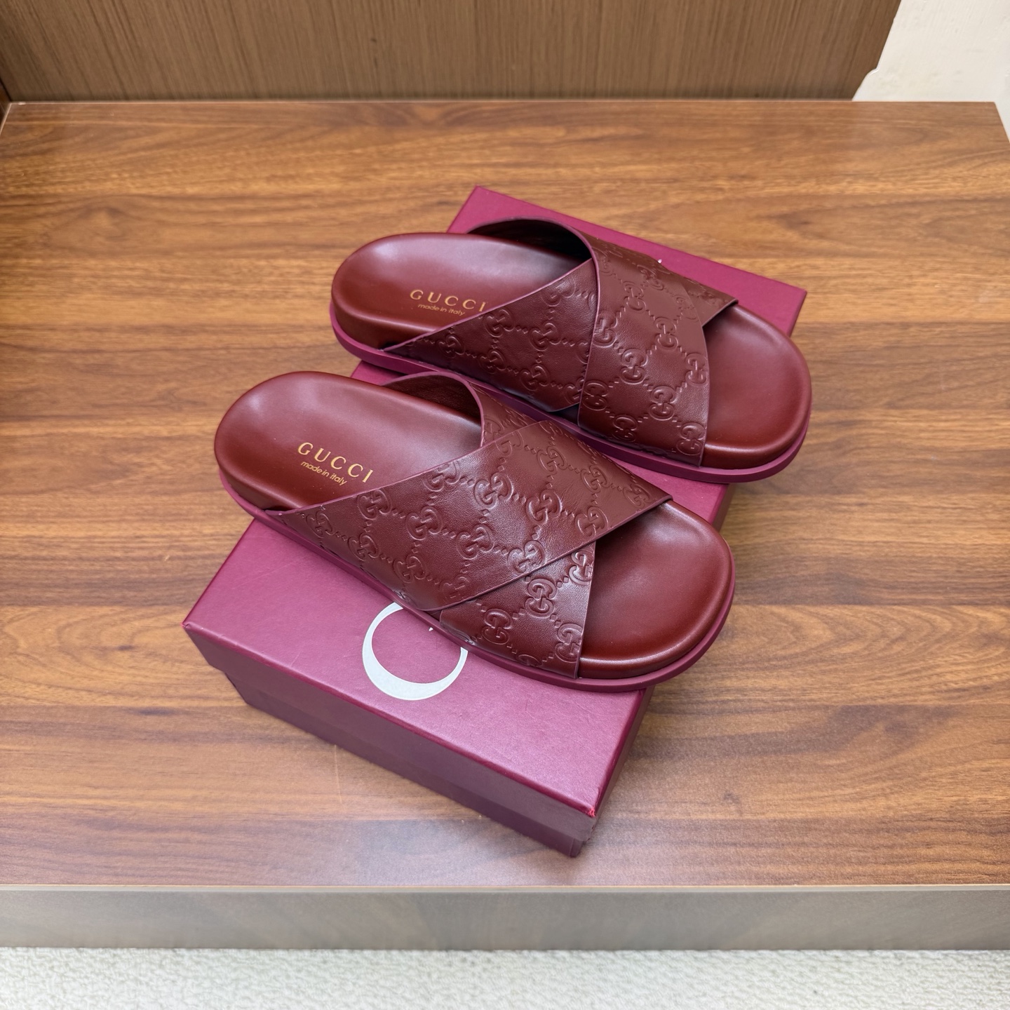 NO:930955,2026 Spring and Summer New Gucci/Gucci Classic 26WF Spring and Summer New Beach Slippers ———————————— Must-have lazy shoes for summer, whoever wears them looks better!  Very light and surprisingly comfortable on the feet. Not picky about foot shape. The simple Velcro design is very attractive. The size is adjustable. The original molded electroplating of the hardware buckle is not easy to fade. The fabric is made of original cowhide. The inner sheepskin is very comfortable and does not scratch or scratch the feet. The original molded custom outsole Size35-39 (customized 40/41/42), slippers, gucci, gucci, slippers, cowhide, sheepskin198609092026 春夏新款Gucci/古驰经26WF春夏新品 沙滩拖鞋 ———————————— 夏天必备懒人福音鞋 谁穿谁美！ 很轻盈上脚意外的舒适 还不挑脚型 简约的魔术贴设计很耐看 可调节大小 五金扣原版开模电镀不易褪色 面料采用原版牛皮 内里羊皮很舒服不刮也不磨脚 原版开模定制大底 Size35-39（40/41/42定制）,拖鞋,gucci,gucci,slippers,cowhide,sheepskin,Women's Shoes