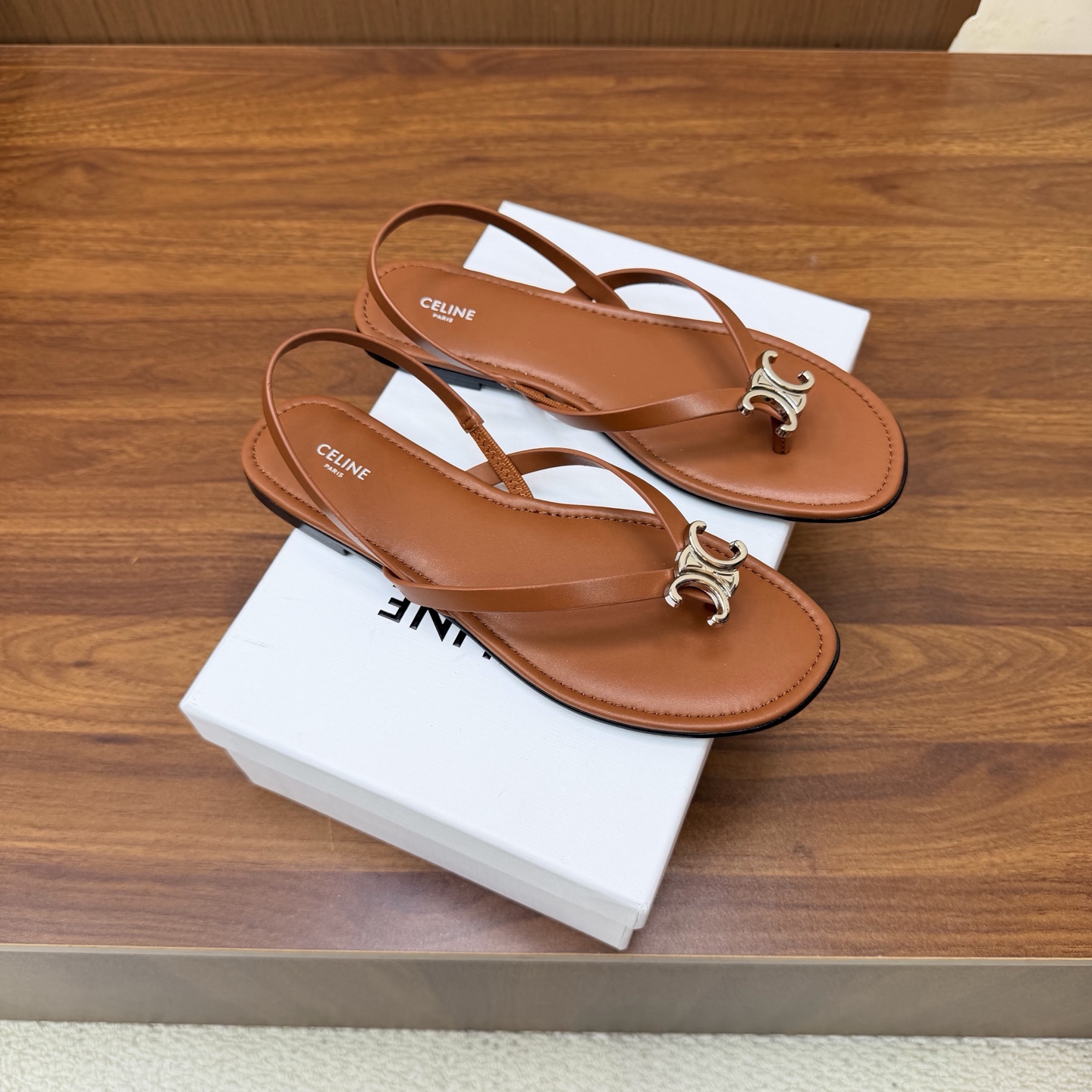 NO:930935,2026 spring and summer new style CELINE Celine's latest Arc de Triomphe logo sandals for autumn and winter ———————————— Many celebrity Internet celebrities have planted grass. Very popular thin-soled lazy style design elements. Simple cowhide stitching and brand logo embellishment. Very recognizable. Super versatile and good-looking on the feet. Adjusted countless times. Gentle wearing experience. Full foot comfort. Fabric: Original custom cowhide. Original custom sheepskin lining.  Outsole Original genuine leather sole Size: 35-41 (40 41 customization is not returnable), split-toe sandals, celine, celine, sandals, cowhide, sheepskin198609092026春夏新款 CElINE赛琳秋冬最新款凯旋门logo凉鞋 ——————————— 超多明星网红种草 非常火的薄底慵懒风设计元素 简简单单的牛皮拼接加上品牌logo点缀 非常有辨识度 上脚超级百搭好看 调试无数次楦型 轻柔穿着体验 脚感舒适度拉满 面料:原版定制牛皮 内里原版定制羊皮 大底原版真皮底 Size:35-41（40 41 定制不退换）,分趾鞋凉鞋,celine,celine,sandals,cowhide,sheepskin,Women's Shoes