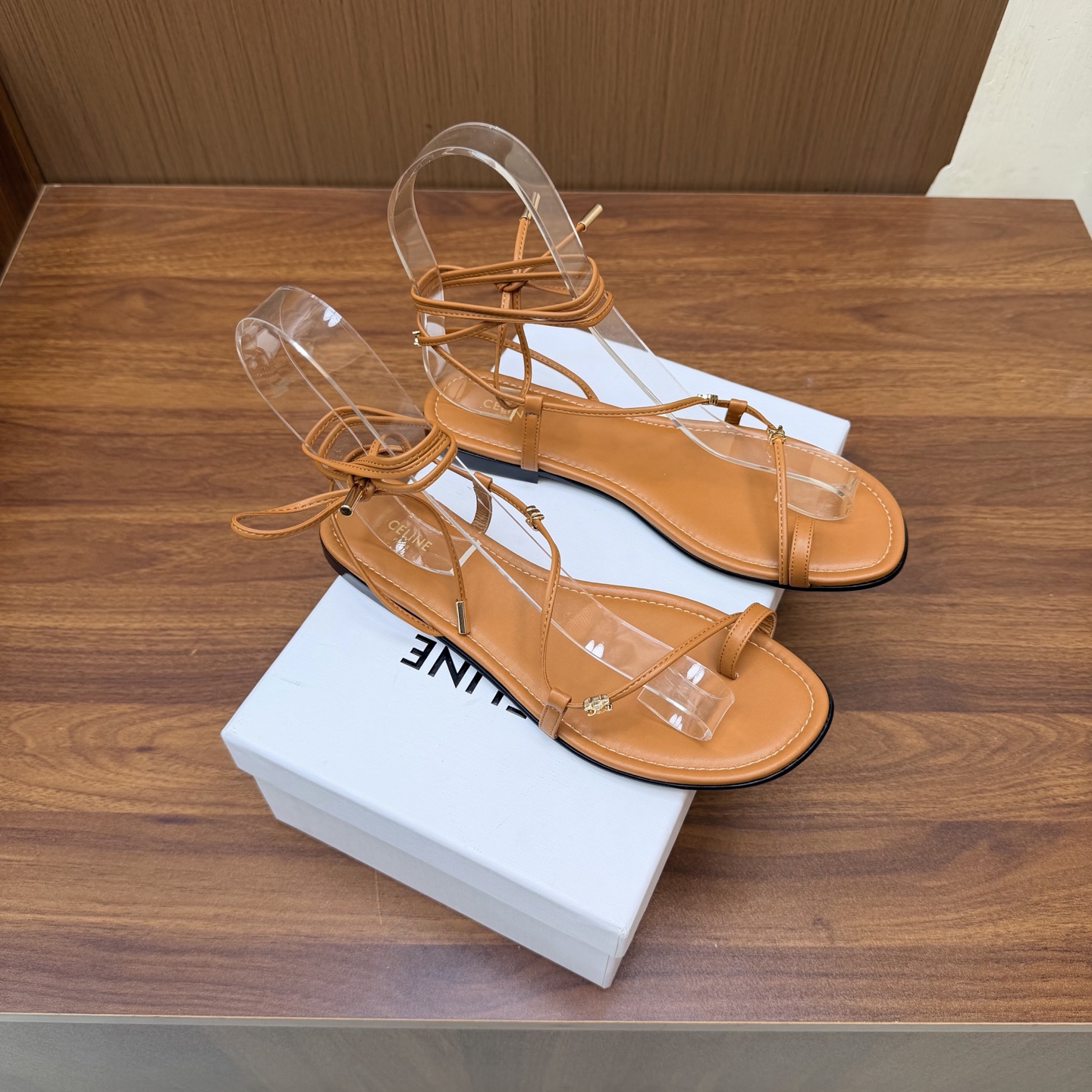NO:930944,2026 spring and summer new style CELINE Celine's latest Arc de Triomphe logo strapped Roman sandals in autumn and winter —————————— Many celebrity Internet celebrities have planted grass. Very popular thin-soled lazy style design elements. Simple cowhide stitching plus brand logo embellishment. Very recognizable. Super versatile and good-looking on the feet. Adjusted countless times. Gentle wearing experience. Full foot comfort. Fabric: Original custom cowhide. Original custom sheepskin lining.  Outsole Original genuine leather sole Size: 35-41 (40 41 customization is not returnable), split-toe sandals, celine, celine, sandals, cowhide, sheepskin198609092026春夏新款 CElINE赛琳秋冬最新款凯旋门logo绑带罗马凉鞋 ——————————— 超多明星网红种草 非常火的薄底慵懒风设计元素 简简单单的牛皮拼接加上品牌logo点缀 非常有辨识度 上脚超级百搭好看 调试无数次楦型 轻柔穿着体验 脚感舒适度拉满 面料:原版定制牛皮 内里原版定制羊皮 大底原版真皮底 Size:35-41（40 41 定制不退换）,分趾鞋凉鞋,celine,celine,sandals,cowhide,sheepskin,Women's Shoes