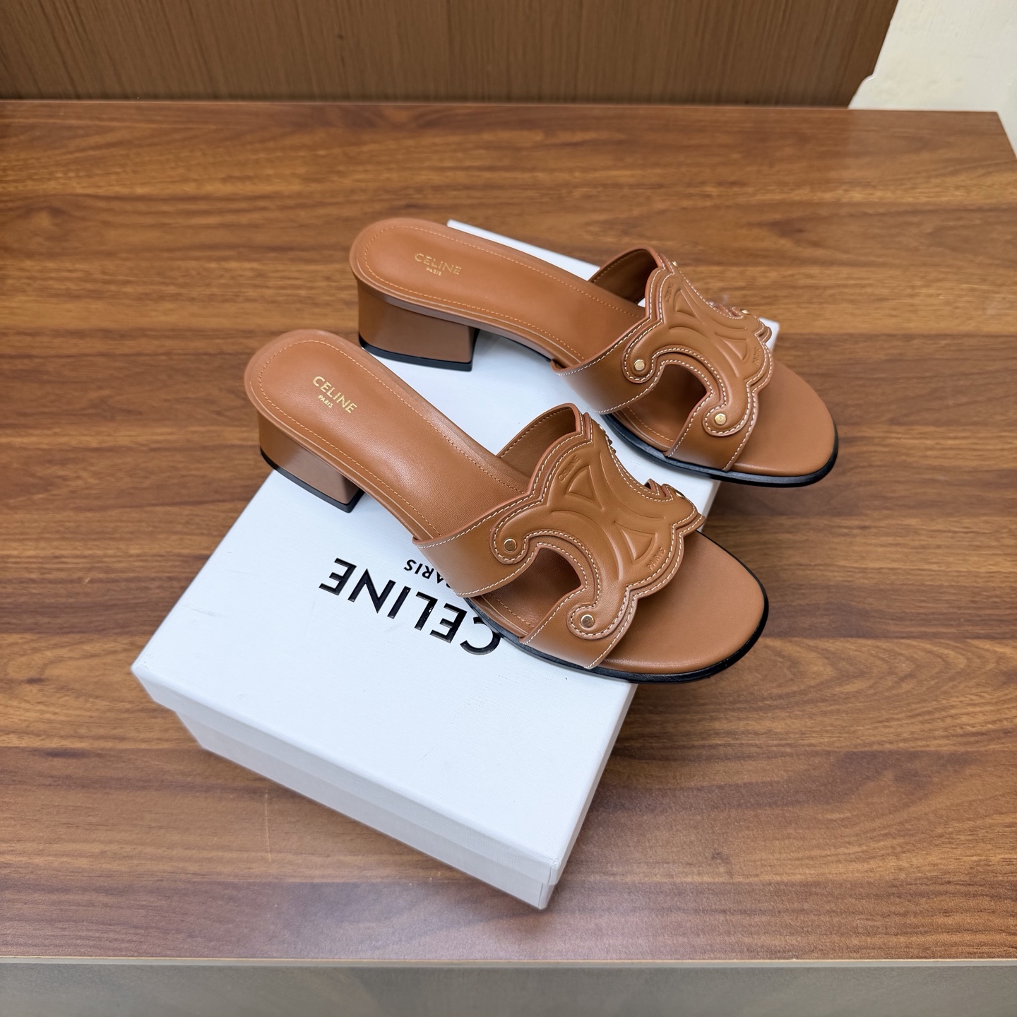 NO:931032,2026 spring and summer new style CELINE Celine's latest Arc de Triomphe logo Roman thick-heeled slippers in autumn and winter ——————————Cloth surface Leather surface Many celebrity Internet celebrities have planted grass Very popular thin-soled lazy style design elements Simple cowhide stitching plus brand logo embellishment Very recognizable The upper foot is super versatile and good-looking Adjusted countless times Gentle wearing experience Full foot comfort Fabric: Original customized cowhide/canvas  Original customized sheepskin lining, original genuine leather outsole Size: 35-41 (40 41 customized, non-returnable), slippers, celine, celine, slippers, cowhide, sheepskin198609092026春夏新款 CElINE赛琳秋冬最新款凯旋门logo罗马粗跟拖鞋 ——————————布面 皮面 超多明星网红种草 非常火的薄底慵懒风设计元素 简简单单的牛皮拼接加上品牌logo点缀 非常有辨识度 上脚超级百搭好看 调试无数次楦型 轻柔穿着体验 脚感舒适度拉满 面料:原版定制牛皮/帆布 内里原版定制羊皮 大底原版真皮底 Size:35-41（40 41 定制不退换）,拖鞋,celine,celine,slippers,cowhide,sheepskin,Women's Shoes