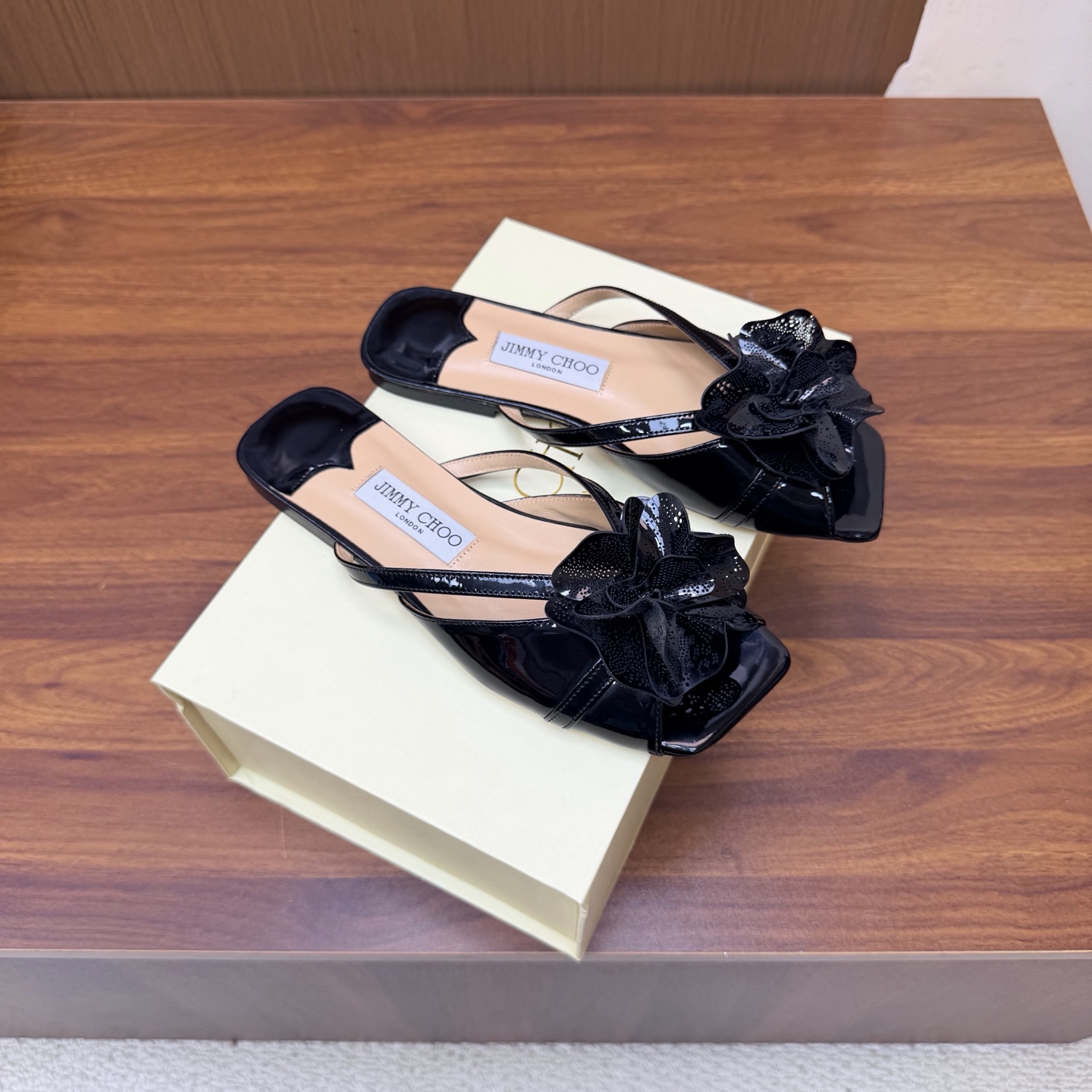 NO:931001,2026SSJIMMY CHOO evening high-heeled sandals/shoes ——————————Top version Australian pointed toe round toe series, simply beautiful. Fall in love with elegance, fall in love with the playful sense of the future, just take a look and want to own it immediately, but a pair of exquisite high heels is really something to think about~ The series is specially designed for extraordinary and indifferent ladies, thus creating a unique overall effect. Jimmy Choo designs products that inspire women to move forward and highlight their charm.  1 Fabric: Patent leather 2 Lining Sheepskin lining Super soft and delicate 3 Outsole Imported Italian original color cowhide sole 4 code numbers 35 to 39 (40, 41.42 customized) 5 heels flat bottom, slippers and sandals, jimmy choo, sandals, high heels, slippers, cowhide, sheepskin198609092026SSJIMMY CHOO 晚宴高跟凉鞋/单鞋 ——————————顶级版本 澳大利亚尖头 圆头系列、简直是美上天了,爱上优雅、爱上俏皮的未来感,光看一眼便想马上拥有,但一双精致的高跟鞋确是可以想想滴～ 系列专为超凡绝伦、无所谓的女士而设计,从而打造出别致的整体效果,Jimmy Choo 设计出激发女性一往无前的产品彰显魅力 1面料:漆皮 2内里 羊皮内里 超级柔软细腻 3大底 进口意大利原色牛皮底 4码数 35一39 (40、41.42 定制) 5跟高 平底,拖鞋凉鞋,jimmy choo,sandals,high heels,slippers,cowhide,sheepskin,Women's Shoes