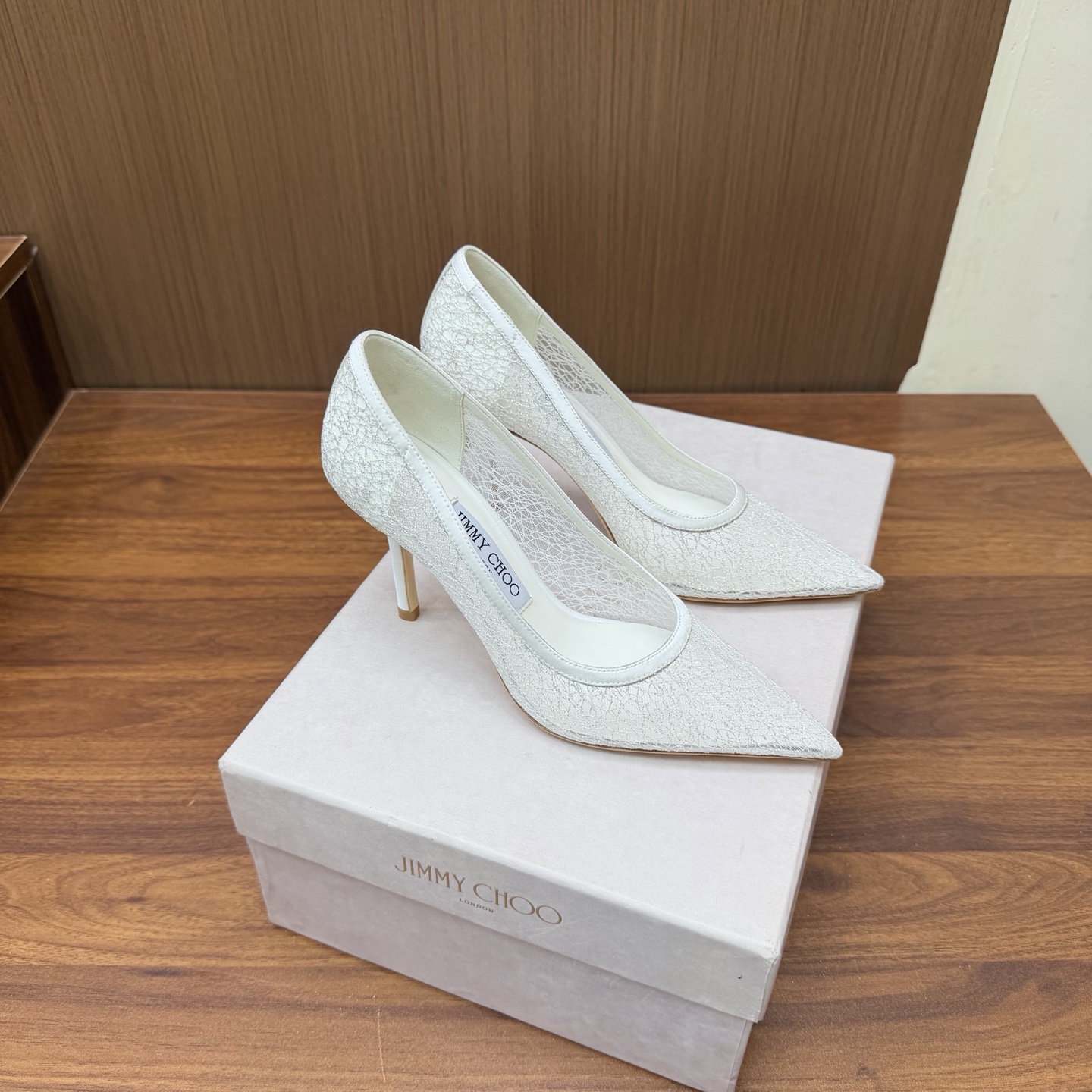 NO:930979,The new 2026 spring and summer Jimmychoo style and details are very particular!  Lace is not just decoration, it is the core highlight~ —————————————— The most interesting thing about this series is the contrast and little surprises!  Soft pastels can also look bold, and their appearance is very contagious. Sandra Choi moved the oversized paper peonies into Milan, surrounded by greenery and flowers, as if walking into a surreal wonderland. What surprised me most about Jimmy Choo this season was the 'reconstruction of lace'. The metal toe splicing is no longer just a symbol of femininity, but has been deconstructed and spliced, turning it into a leader in footwear. Fabric: Imported mesh Lining Imported custom-made lambskin outsole  Imported Italian raw color cowhide bottom size 34 to 42 (34 40 41 42 customized) Heel height: 6.5cm/8.5cm, high-heeled shoes, jimmy choo, high heels, cowhide, sheepskin198609092026春夏新款Jimmychoo 版型和细节超讲究！蕾丝不只是装饰,是核心亮点～ —————————————— 这个系列最有意思的就是反差感和小惊喜！ 柔和的粉彩色也能显得很大胆,颜值很有感染力.SandraChoi把超大纸艺牡丹搬进米兰,四周绿意与花卉簇拥,仿佛走进一个超现实的仙境  这一季JimmyChoo最让我惊喜的是“蕾丝的再造”.金属鞋头拼接,它不再只是柔美的象征,而是被解构、拼接,化作鞋履上的佼佼者 面料: 进口网纱 内里 进口意制小羊皮  大底 进口意大利原色牛皮底码数 34一42（34 40 41 42定制) 跟高:6.5cm/8.5cm,高跟鞋单鞋,jimmy choo,high heels,cowhide,sheepskin,Women's Shoes
