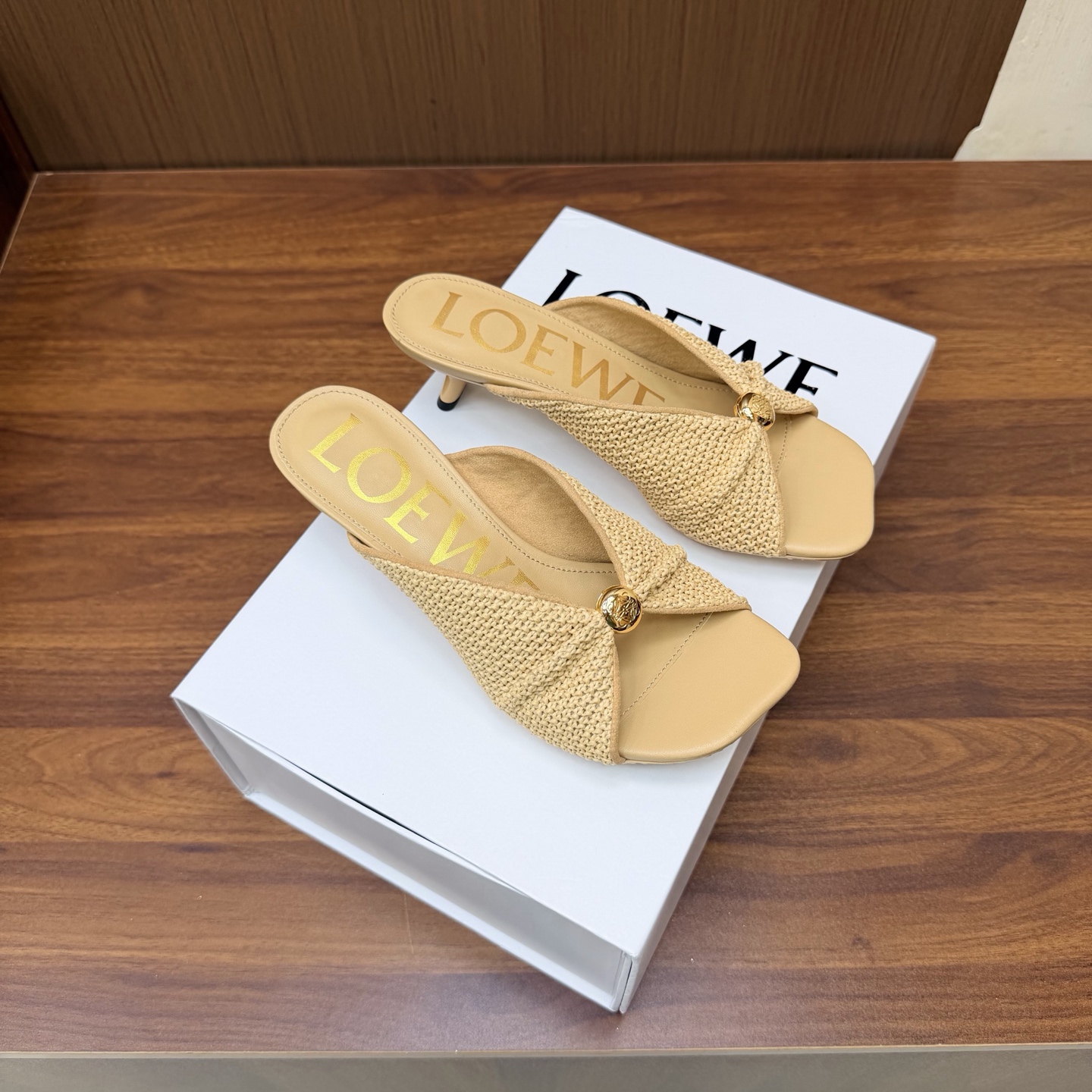 NO:930957,The top version [Loewe] cat heel half drag, hot new style, matched with the overall original last shape —————————————— ●The first layer of fabric is water-dyed environmentally friendly sheepskin ●The top version [Loewe] inside is the hot new style, matched with the overall original last shape, fashionable and individual, easy to wear Superb color ●Fabric original fur ●Suede inner ●Foot: Sheep lining ●Outsole rubber sole 5.5cm ●Packaging original complete package  ●Female sizes 35-40 (40, 41 are custom-made and non-returnable), slippers, loewe, loewe, slippers, sheepskin19860909顶级版本【罗意威Loewe】猫跟半拖 火爆新款 配合整体原版楦型 ————————————— ●面料头层水染环保绵羊皮 ●内里顶级版本【罗意威Loewe】 火爆新款 配合整体原版楦型,时尚而个性好穿 颜色超赞 ●面料原版皮皮草 ●内里绒面 ●垫脚: 绵羊里 ●大底橡胶底5.5cm ●包装原版全套包装 ●码数女款 35-40（40、41 定做不退换）,拖鞋,loewe,loewe,slippers,sheepskin,Women's Shoes