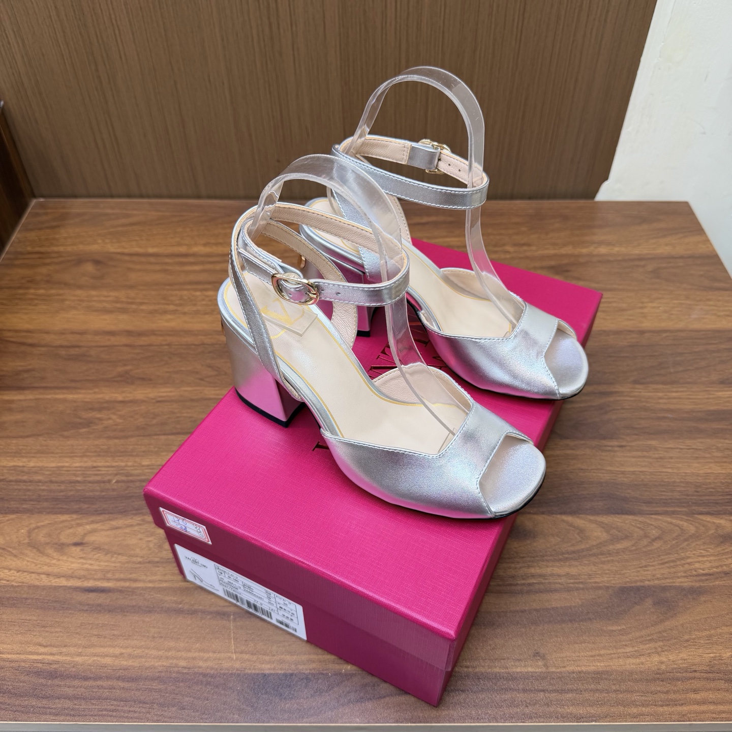 NO:930946,2026 latest top version Valentino Paris fashion show model launches the latest Valentino thick heel rivet sandal high heel ———————————— Valentino This series interprets a new fashion charm. It continues the ultra-high heel design and is favored by well-known overseas bloggers. Tens of millions of fan bloggers love it and it sells well at home and abroad. It is out of stock in China. The top version has candy color matching. Every color is beautiful. The upper layer of cowhide/stone pattern cowhide  Imported sheepskin lining, genuine leather outsole, 8cm heel height, complete original packaging, sizes 35 to 41 (40.41. Non-returnable, non-exchangeable), high heels and sandals, valentino, valentino, sandals, high heels, cowhide, sheepskin, Leather soles198609092026最新款 顶级版本版本Valentino 巴黎时装秀场款推出最新款 华伦天奴粗跟铆钉 凉鞋高跟 —————————————— 华伦天奴此系列演绎全新时尚魅力 延续超高跟设计,深得海外知名博主青睐 千万粉丝博主倾情演绎,畅销海内外 国内已经断货,顶级版本 糖果色配色,每个颜色都是绝美 鞋面头层牛皮/石头纹牛皮 内里进口羊皮 鞋底真皮大底 跟高8cm 包装全套原版包装 码数35一41码（40.41.不退不换）,高跟鞋凉鞋,valentino,valentino,sandals,high heels,cowhide,sheepskin,Leather soles,Women's Shoes