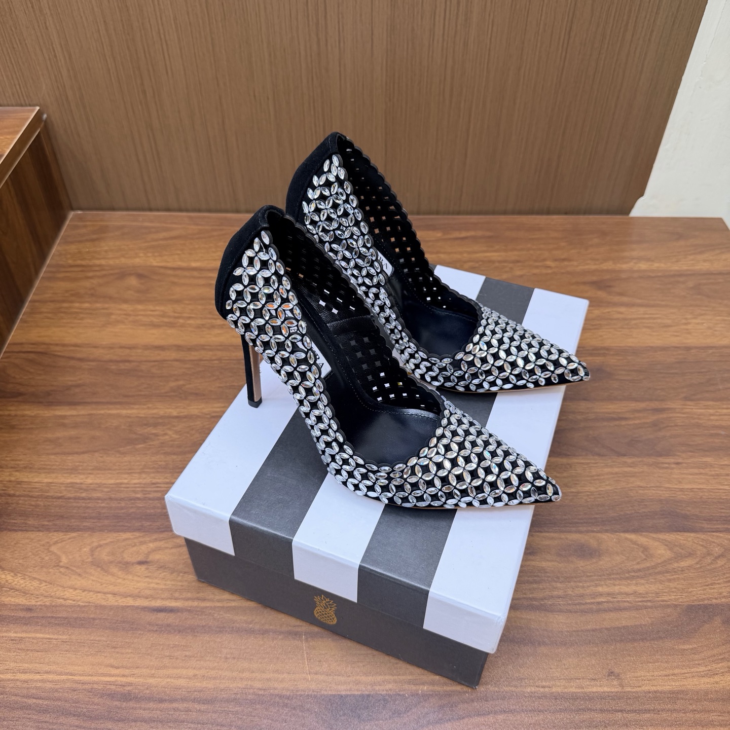 NO:930906,Pineapple Aquazzura 2026 spring and summer series Pineapple high-heeled sandals Pineapple ladies diamond-encrusted high-heeled slippers This upper is made of silk and square diamonds, with original molded buckles, simple and elegant. The lace matching design makes the shoes more feminine. The design suitable for parties is suitable for various skirts, dresses, evening gowns, and various nightclub styles. It is both simple and fashionable, too flashy and beautiful, and the beauty reaches a new level!  Cross design, full of fashion sense. Big bloggers from all walks of life have stepped into it. ZP develops and customizes the correct fabrics. It is paired with super flashy new upgrades. The design is suitable for parties and is suitable for all kinds of skirts, dresses, evening dresses, and nightclubs. Genuine leather outsole from the same channel in the counter. Order early and sell early. Developed by the original factory, no goods will be made without the original version. Colors are 2 colors. Upper cowhide. Sole Italian leather outsole. Size 36-42 (35, 40, 41, 42 customized)  10 stiletto heels, high heels, sandals, high heels, slippers, skirts, cowhide, real silk, Leather soles19860909菠萝 Aquazzura  2026春夏系列 菠萝  高跟凉鞋 菠萝女士镶钻高跟拖鞋 这款鞋面采用真丝和方钻,原版开模饰扣,简单大方 蕾丝搭配设计使鞋子更有女人味,适合派对的设计适用各种套裙,于连衣裙晚礼服,夜场各种款式. 既简洁又时髦 太闪太美啦 美出出新高度！ 交叉设计,时尚感满满 各路大博主都纷纷上脚 ZP开发、订制正确面料 搭配超闪全新升级,适合派对的设计适用各种套裙,连衣裙晚礼服,夜场各种款式. 专柜同渠道真皮大底 早订早卖 原厂开发,无原版不做货      颜色2色入 鞋面牛皮 鞋底意大利真皮大底 码数36–42（35、40、41、42定做） 跟高10细跟,高跟鞋单鞋,sandals,high heels,slippers,skirts,cowhide,real silk,Leather soles,Women's Shoes
