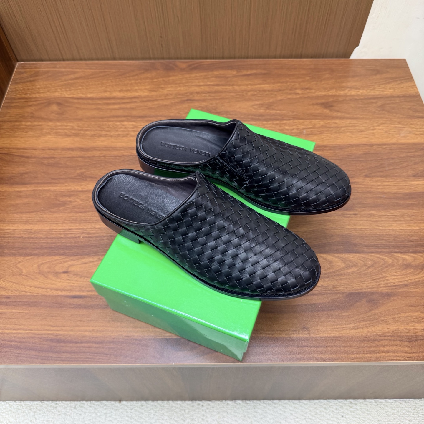 NO:931000,The top version of BV woven loafers for men, woven half-flop series —————————— (Customized code size 46, 50, 47, 60) Metal twist heel. Special process is used for stability and durability. Eliminate psychological shadow. Durable and comfortable. Simple piece of leather. Sexy and comfortable. The fabric is made of high-quality cowhide braid/cowhide. The inner sheepskin outsole is made of Italian genuine leather. Light dyeing process is used to match the standard. The shoe bags are printed with rubber logo technology.  The most high-end in the market uses hot melt glue to shape the toe and heel. Easy to rebound and not deform. High-heeled series. Gold-plated craftsmanship. The upper stitching is made by an Italian computer needle machine. The workmanship is fine and the original packaging is selected. Three-in-one box. Men's size 38-47 (customized for 46 and 47), half drag, bottega veneta, loafers, cowhide, sheepskin, Leather soles.19860909顶级版本 BV 编织乐福鞋男士 编织半拖 系列 ——————————（定制码数46码50 47码60） 金属麻花跟 为了稳固耐穿特意采用特殊工艺 消除心理阴影 耐穿舒适简约一块皮 性感舒适 面料选用优质牛皮编织/牛皮 内里羊皮 大底选用意大利真皮大底 运用轻染工艺 对标对版 鞋子布袋采用印胶logo工艺 市场最高端采用热熔胶定型鞋头 后跟 易回弹不变形 高跟系列 鎏金工艺 鞋面车线选用意大利电脑针车 做工精细选用原版包装 三合一盒子 男码38–47（46、47定制）,半拖,bottega veneta,loafers,cowhide,sheepskin,Leather soles,Women's Shoes