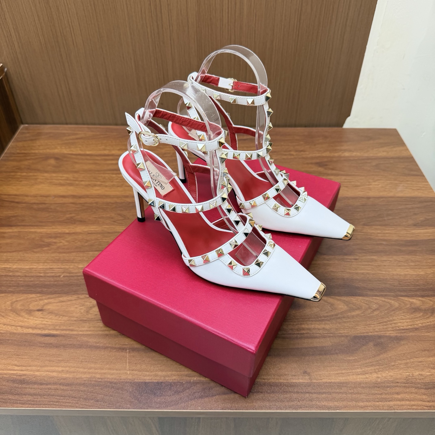 NO:929443,2026 latest top version Valentino Paris fashion show model launches the latest Valentino rivet sandal high heels —————————— Top version Valentino This series interprets new fashion charm. It continues the ultra-high heel design and is favored by well-known overseas bloggers. Tens of millions of fan bloggers perform it passionately and sell well at home and abroad. The country is out of stock. The top version has candy color matching. Every color is beautiful. Upper cowhide and lining imported sheepskin.  Genuine leather outsole, heel height 4cm/9cm, full original packaging, sizes 35 to 42 (40.41.42. Non-returnable, non-exchangeable), high heels and sandals, valentino, valentino, sandals, high heels, cowhide, sheepskin, Leather soles198609092026最新款 顶级版本版本Valentino 巴黎时装秀场款推出最新款 华伦天奴铆钉 凉鞋高跟 ——————————————顶级版本 华伦天奴此系列演绎全新时尚魅力 延续超高跟设计,深得海外知名博主青睐 千万粉丝博主倾情演绎,畅销海内外 国内已经断货,顶级版本 糖果色配色,每个颜色都是绝美 鞋面牛皮 内里进口羊皮 鞋底真皮大底 跟高4cm/9cm 包装全套原版包装 码数35一42码（40.41.42.不退不换）,高跟鞋凉鞋,valentino,valentino,sandals,high heels,cowhide,sheepskin,Leather soles,Women's Shoes