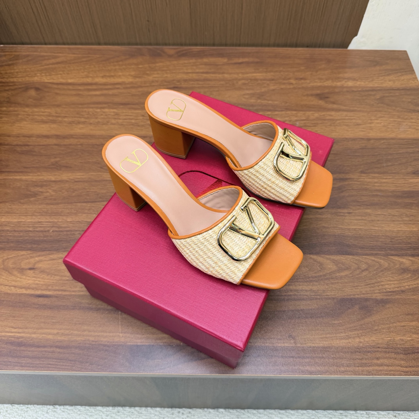 NO:930954,2026 latest top version Valentino Paris fashion show model launches the latest Valentino sandal high heels ———————————— Valentino This series interprets a new fashion charm. It continues the ultra-high heel design and is favored by well-known overseas bloggers. Millions of fan bloggers love it, and it sells well at home and abroad. It is out of stock in China. The top version has candy color matching, every color is beautiful. The upper is woven, the lining is imported sheepskin, the sole is genuine leather, and the heel height is 6cm.  Full set of original packaging, sizes 35 to 43 (40.41.42.43, non-returnable and non-exchangeable), high heels and slippers, valentino, valentino, sandals, high heels, slippers, sheepskin, Leather soles198609092026最新款 顶级版本版本Valentino 巴黎时装秀场款推出最新款 华伦天奴凉鞋高跟 —————————————— 华伦天奴此系列演绎全新时尚魅力 延续超高跟设计,深得海外知名博主青睐 千万粉丝博主倾情演绎,畅销海内外 国内已经断货,顶级版本 糖果色配色,每个颜色都是绝美 鞋面编织 内里进口羊皮 鞋底真皮大底 跟高6cm 包装全套原版包装 码数35一43码（40.41.42.43 不退不换）,高跟鞋拖鞋,valentino,valentino,sandals,high heels,slippers,sheepskin,Leather soles,Women's Shoes