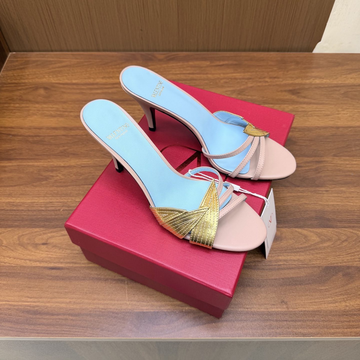NO:930932,2026 high-end version of the catwalk style Valentino fish-scale diamond high-heeled sandals. Beautiful texture. Very easy to match. Can be worn in any season. ————————— Valentino This series interprets a new fashion charm. It continues the ultra-high heel design and is favored by well-known overseas bloggers. Thousands of fan bloggers love to interpret it and sell well at home and abroad. It is out of stock in China. The top version. Candy color matching, every color is beautiful. Cowhide upper, imported sheepskin lining, genuine leather outsole.  Heel height 8cm, full set of original packaging, sizes 35 to 41 (40.41.42 non-refundable and non-exchangeable), high heels, valentino, valentino, sandals, high heels, cowhide, sheepskin, Leather soles198609092026 走秀款高版本Valentino 鱼鳞钻高跟 凉鞋 绝美的质感 非常好搭配,任何季节可穿 ——————————— 华伦天奴此系列演绎全新时尚魅力 延续超高跟设计,深得海外知名博主青睐 千万粉丝博主倾情演绎,畅销海内外 国内已经断货,顶级版本 糖果色配色,每个颜色都是绝美 鞋面牛皮 内里进口羊皮 鞋底真皮大底 跟高8cm 包装全套原版包装 码数35一41码（40.41.42不退不换）,高跟鞋,valentino,valentino,sandals,high heels,cowhide,sheepskin,Leather soles,Women's Shoes